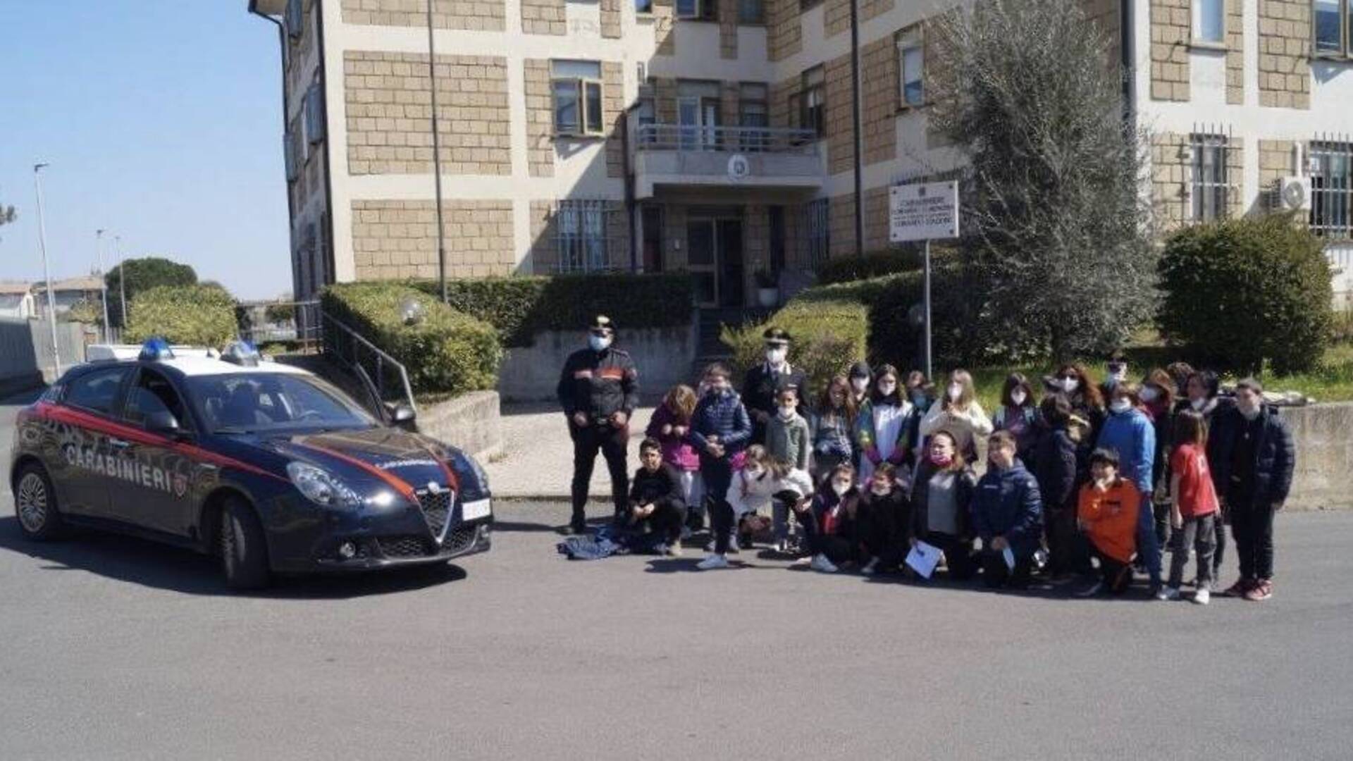 A scuola di legalità: gli studenti in visita alla caserma dei carabinieri