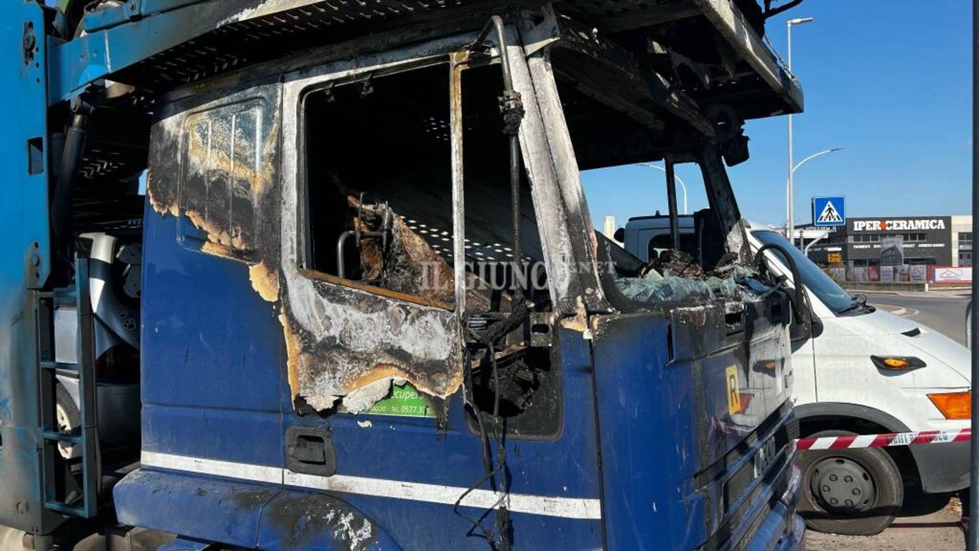 Incendio distrugge il camion nel parcheggio: fiamme anche su un’auto