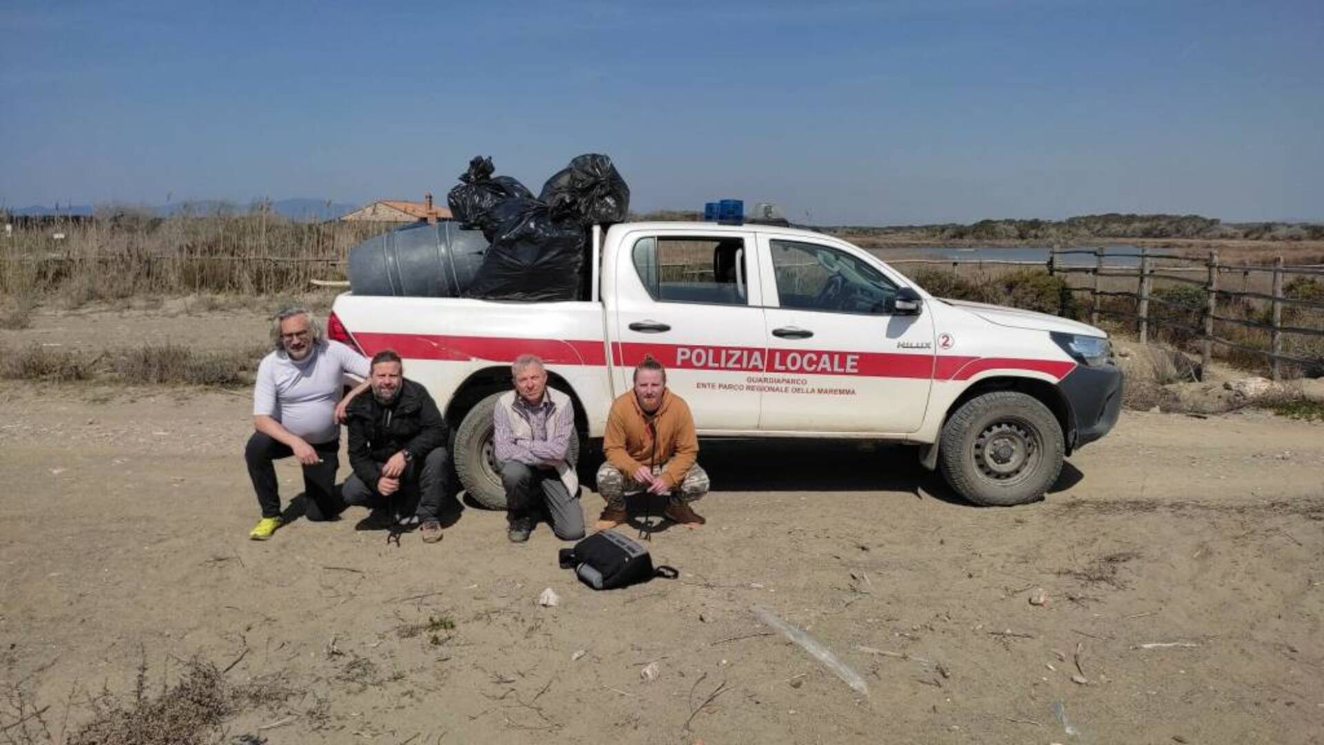 Da bombole del gas a pneumatici e scaldabagni: cosa hanno trovato i volontari pulendo le spiagge