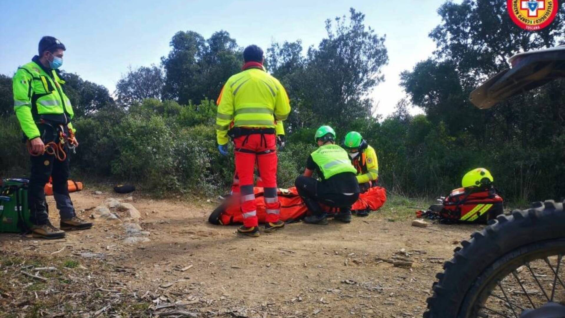 Incidente con la moto da cross: cade su una stradina sterrata. Recuperato con Pegaso