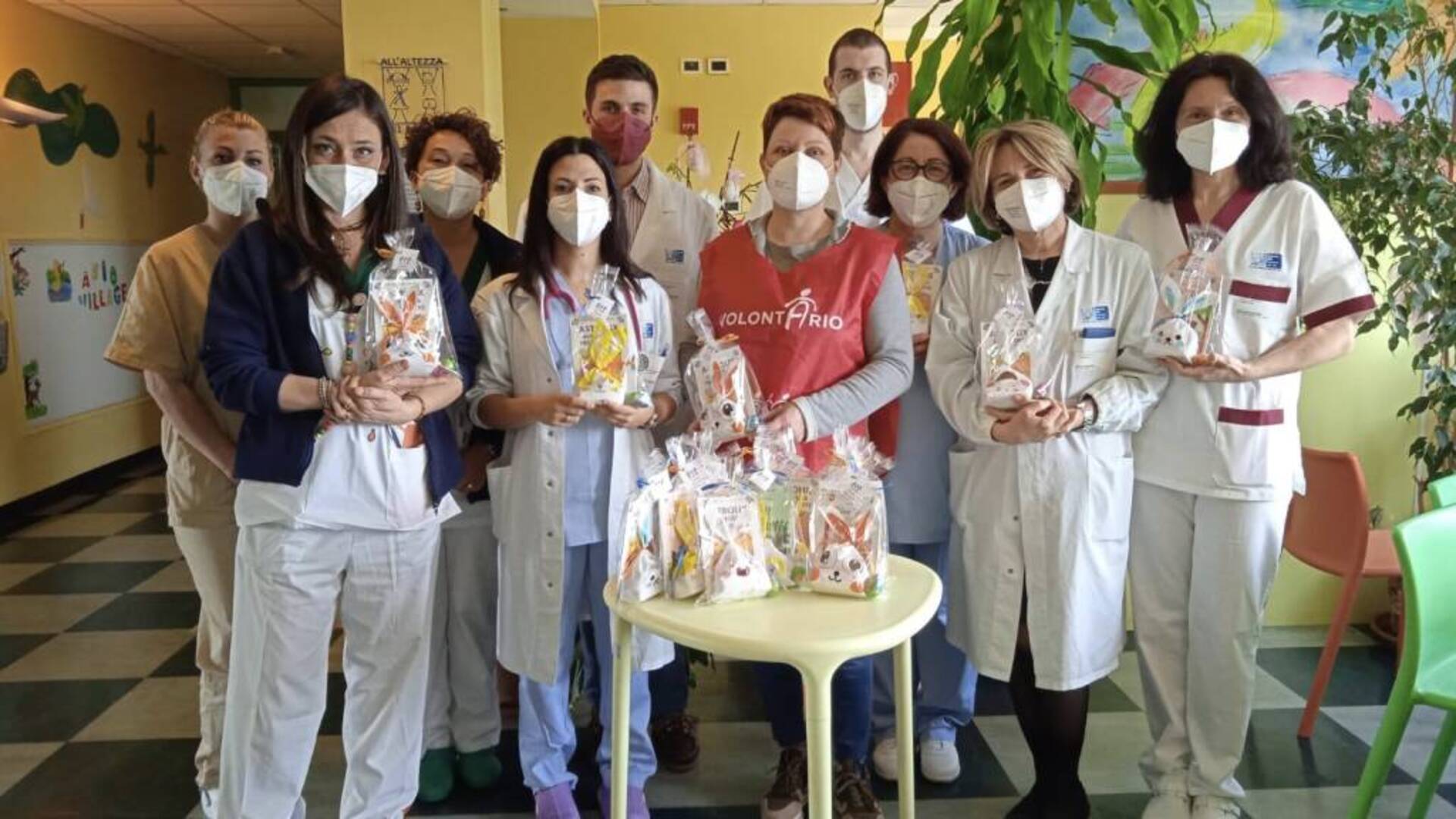 Ail dona 30 sacchettini di Pasqua “sospesi” ai piccoli pazienti della pediatria