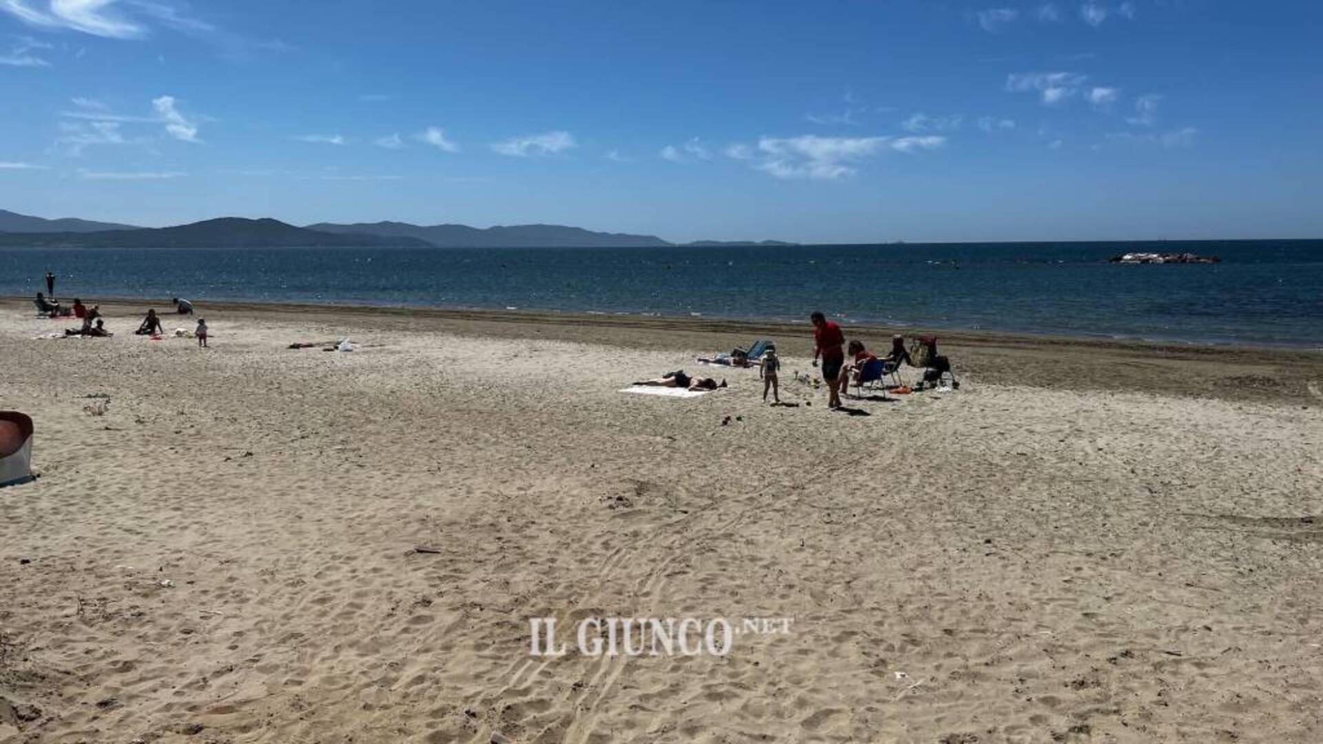 Alberghi senza ombrelloni, emergenza spiaggia per decine di strutture: «Che fa il Comune?»