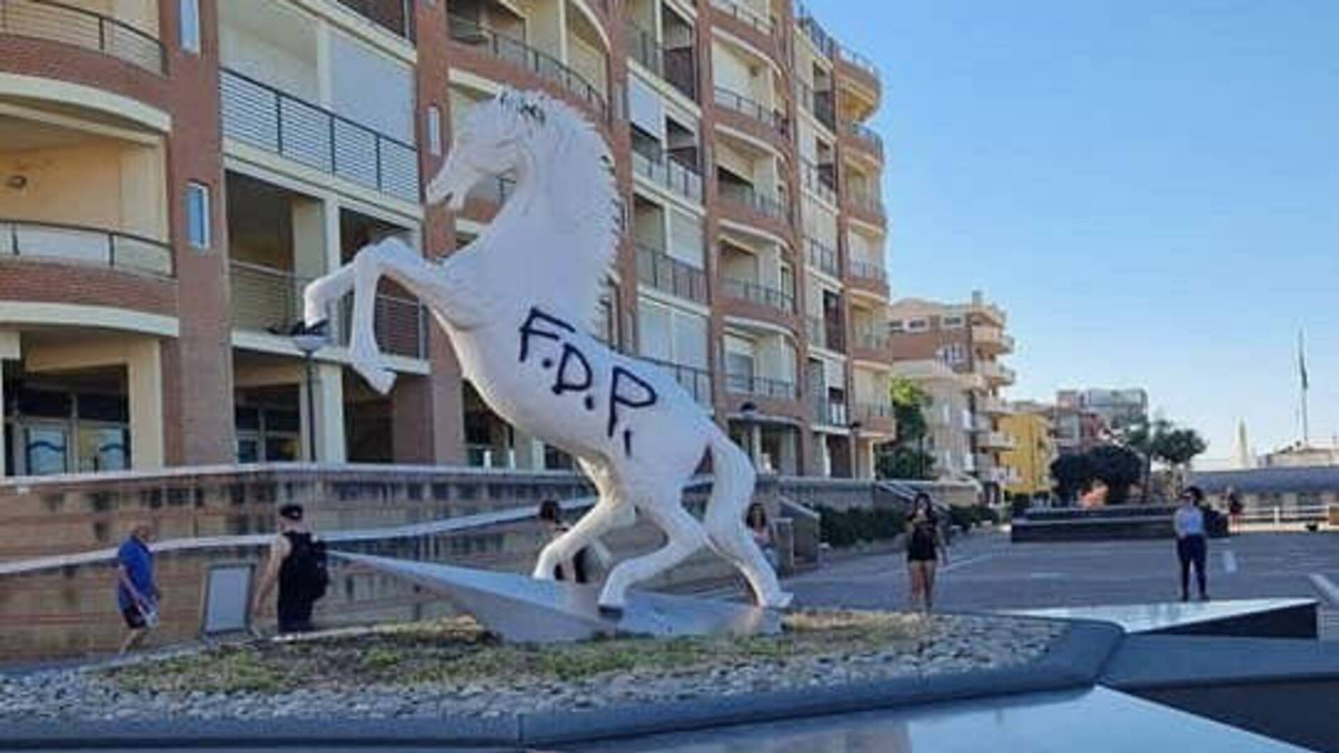 Atto vandalico sul cavallino di Marina: «Grazie alle telecamere sarà presto identificato il responsabile»