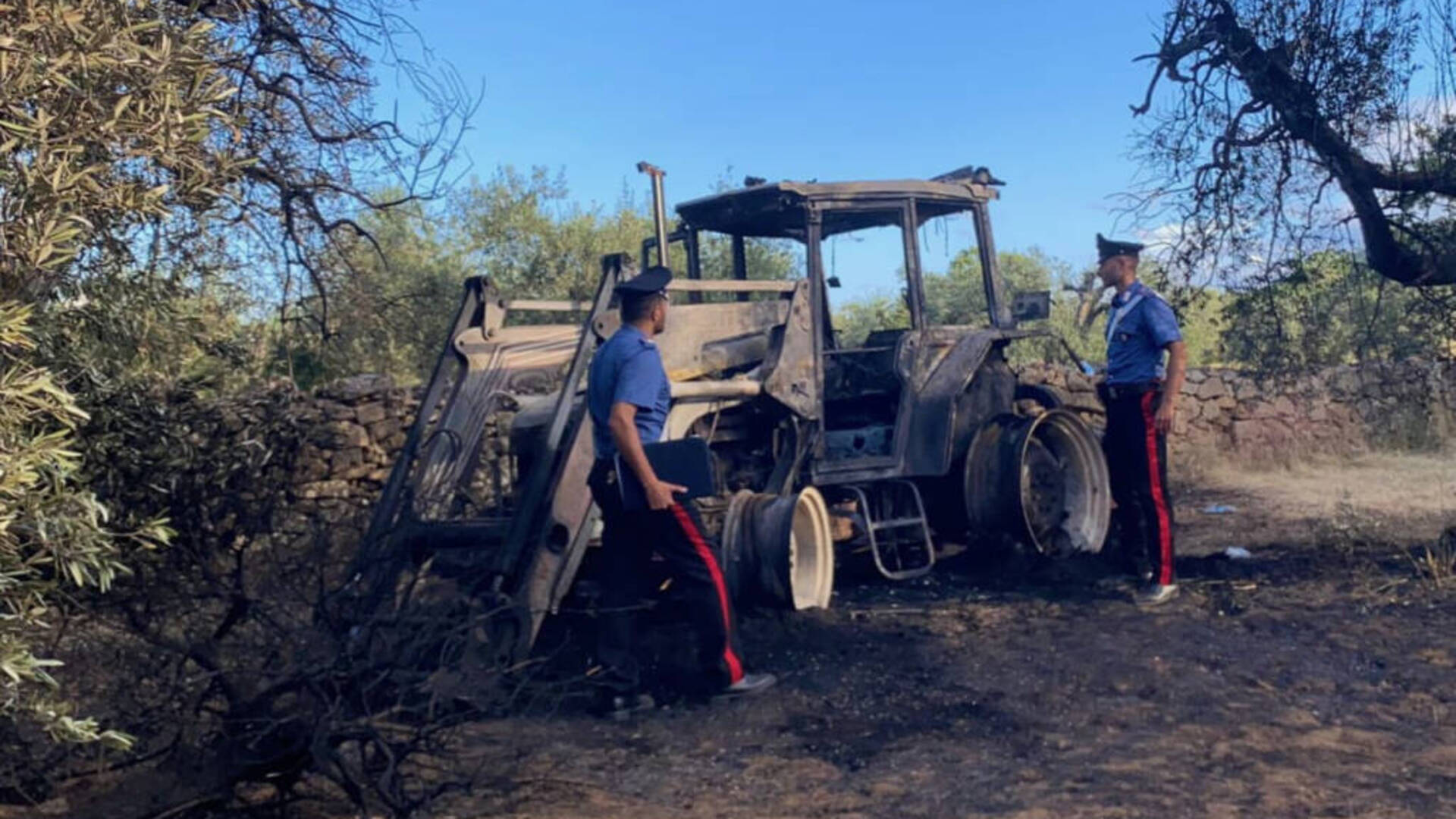 Fiamme avvolgono il trattore intrappolando il conducente. I carabinieri lo vedono e lo salvano. Un ustionato