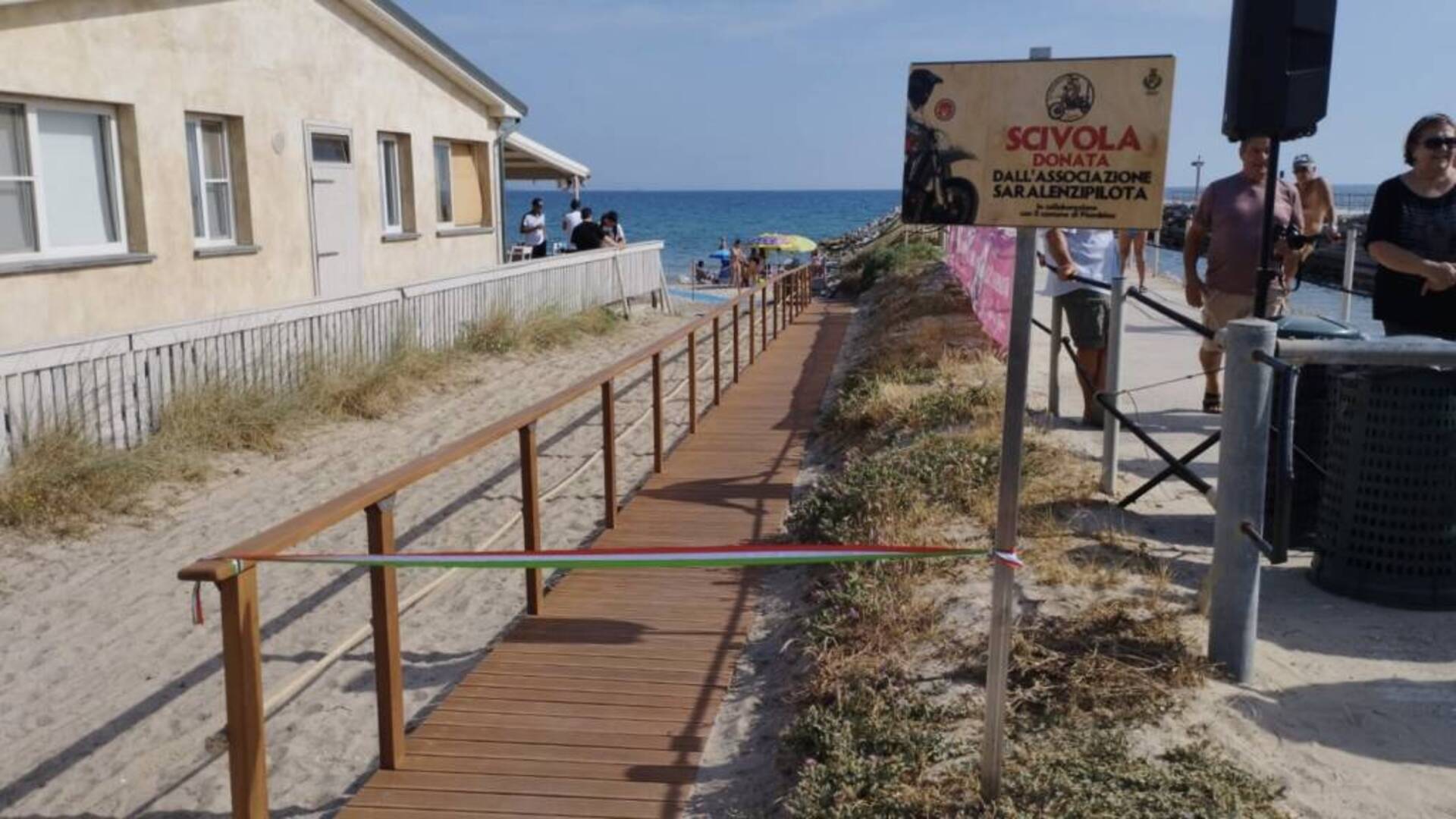 Spiaggia Carbonifera: l’associazione Sara Lenzi Pilota dona una rampa per disabili