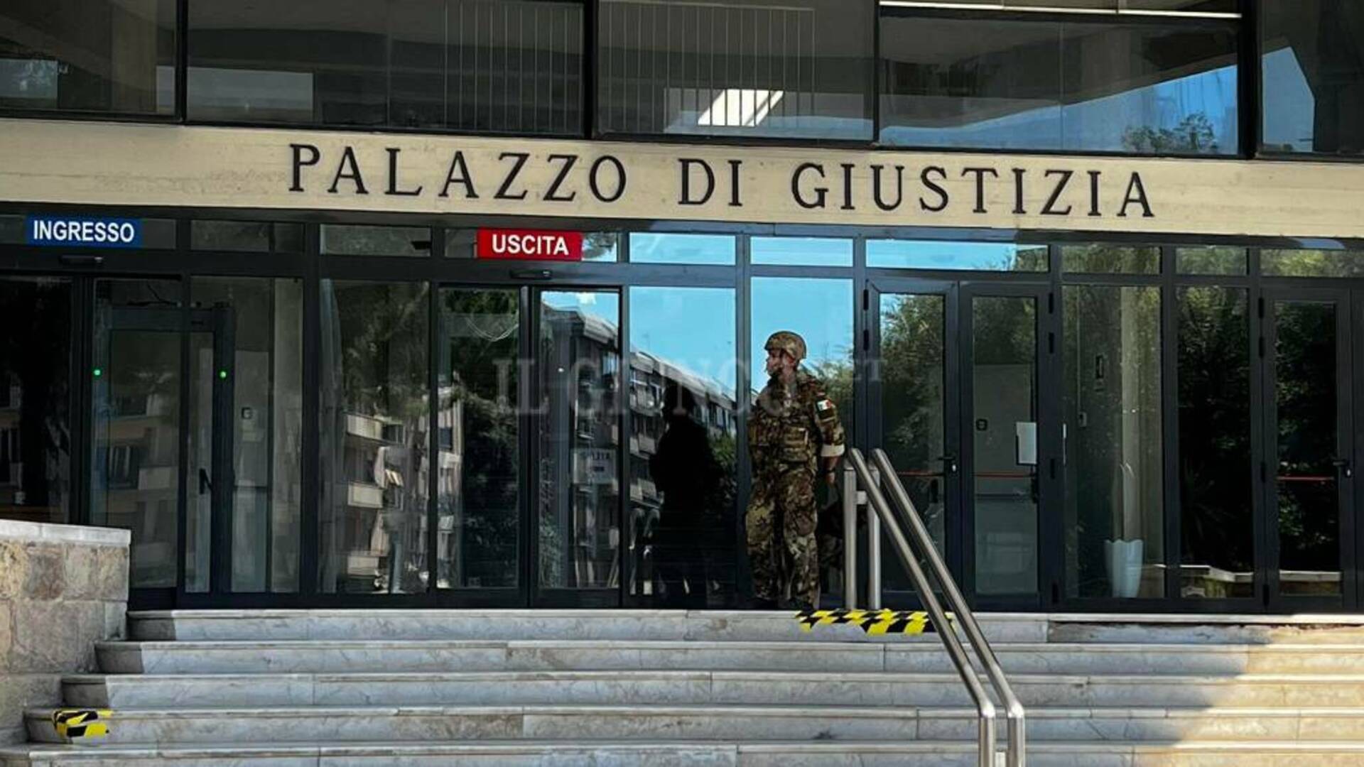 ULTIM’ORA – Allarme bomba: tribunale evacuato. Ma i cani non trovano esplosivi