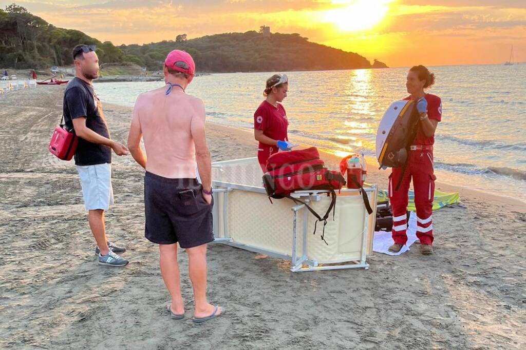 donna morta in spiaggia