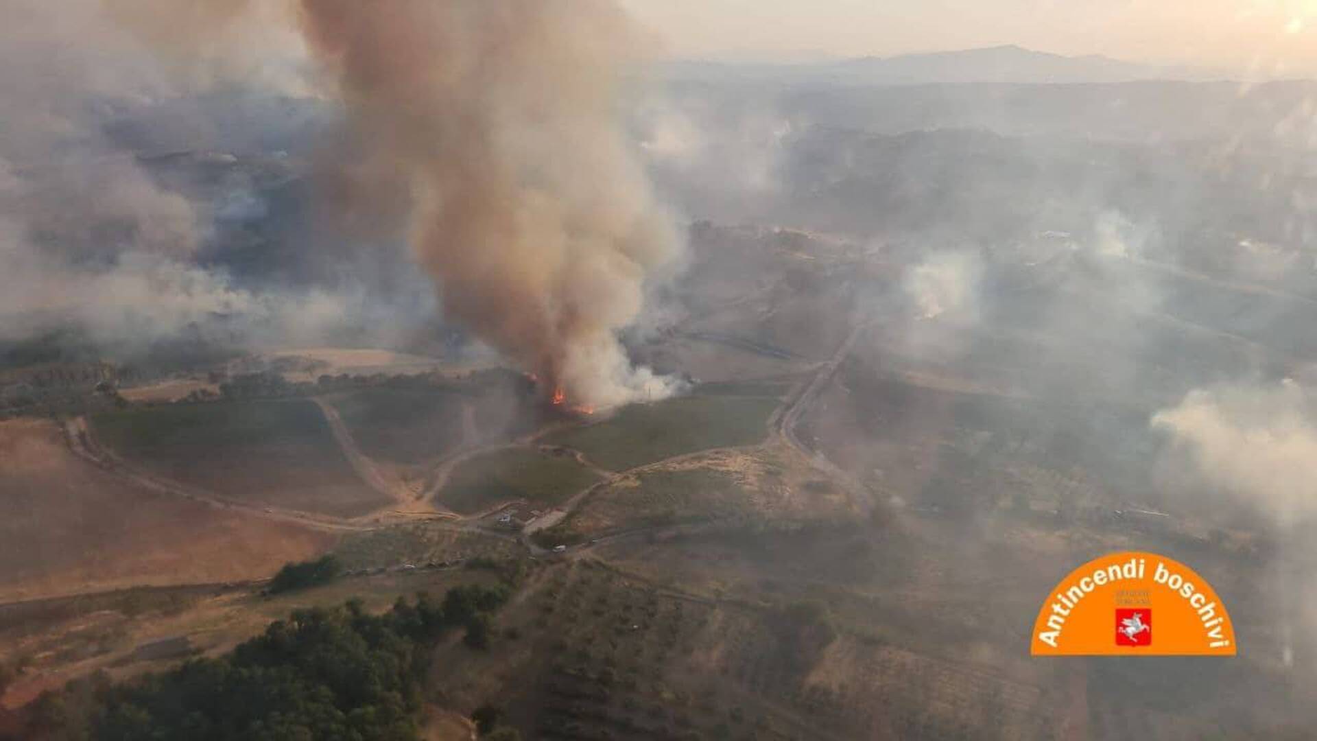 Incendio Cinigiano, Giani: «Emergenza terminata, l’incendio è in contenimento»