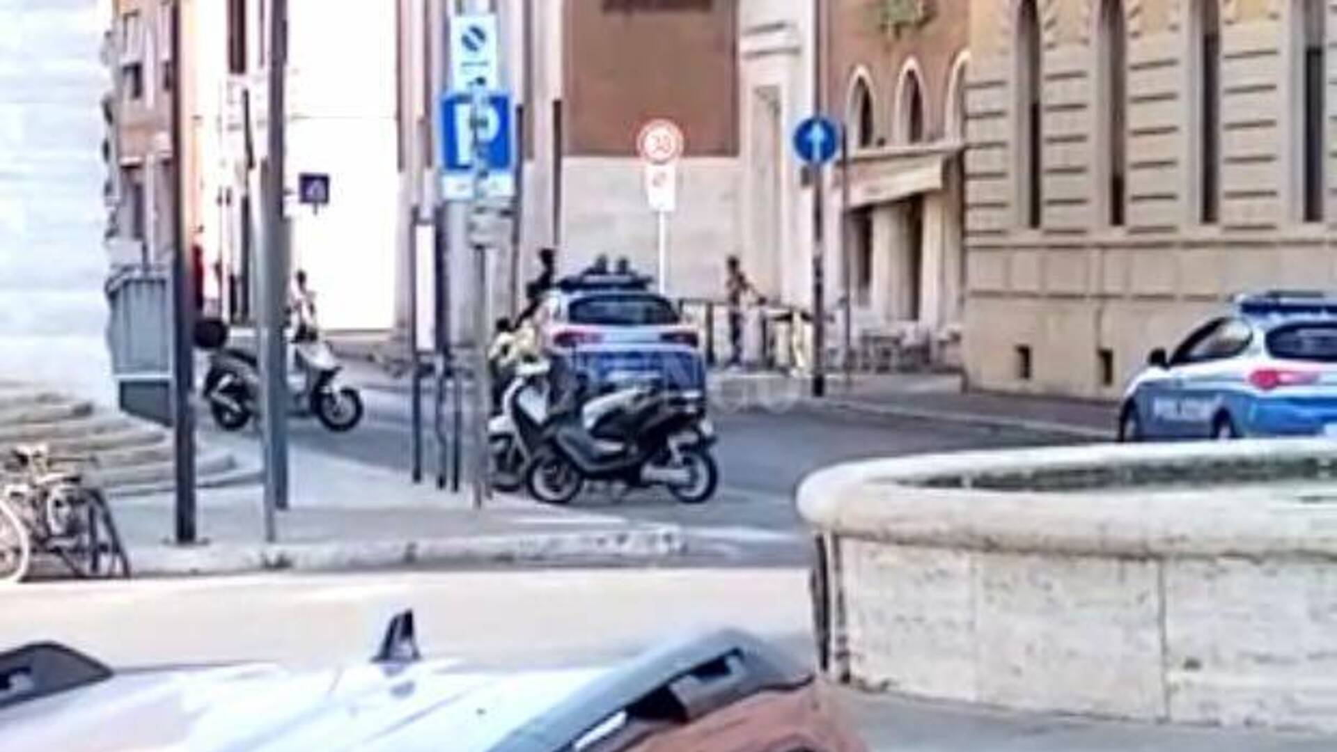 Lite in via Roma: pugni schiaffi spintoni. Arrivano anche polizia e ambulanza