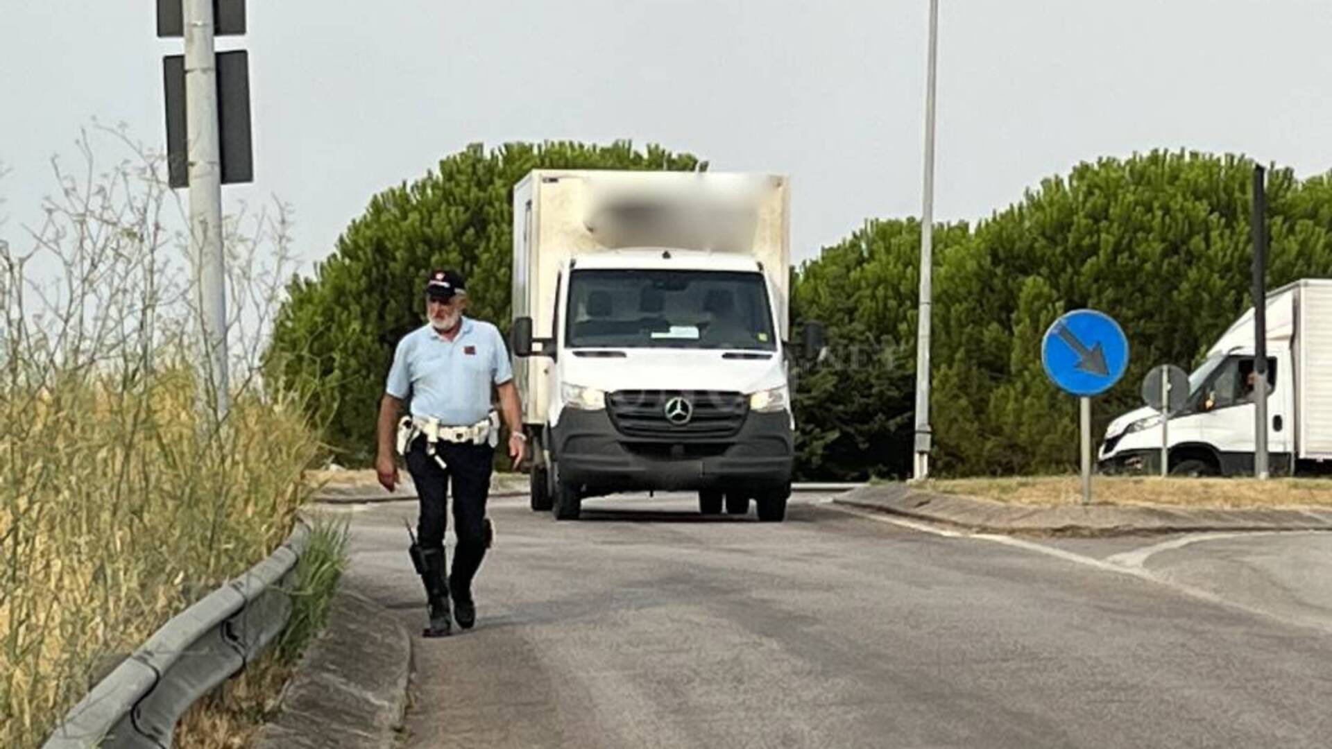 Ciclista investito in città da un furgone: trasferito in ospedale