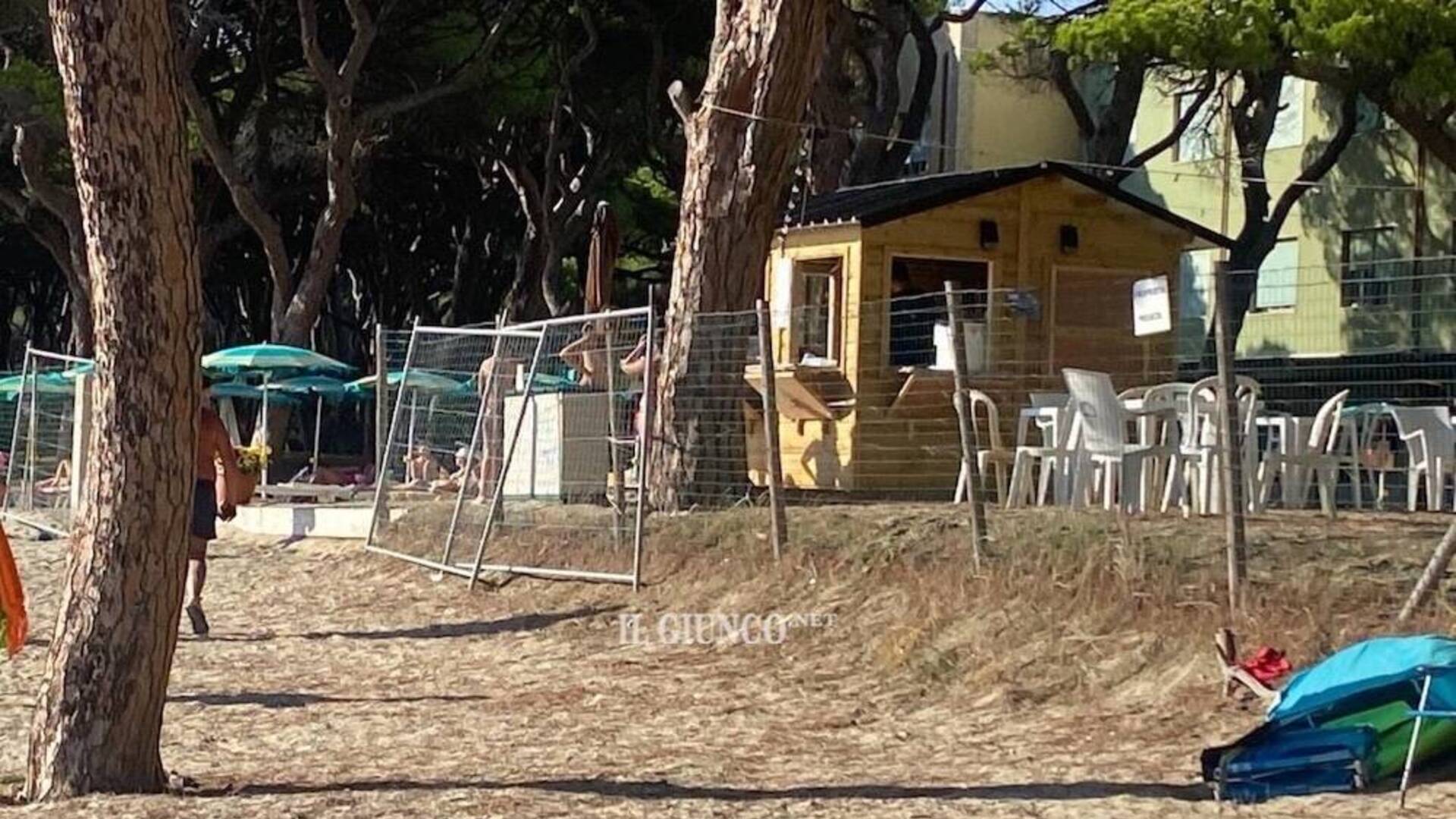 Blitz della Municipale in spiaggia: gli agenti chiudono il bar