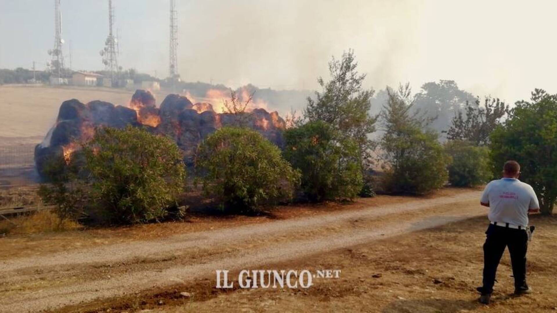 Nuovo maxi incendio: persone evacuate, due elicotteri in azione