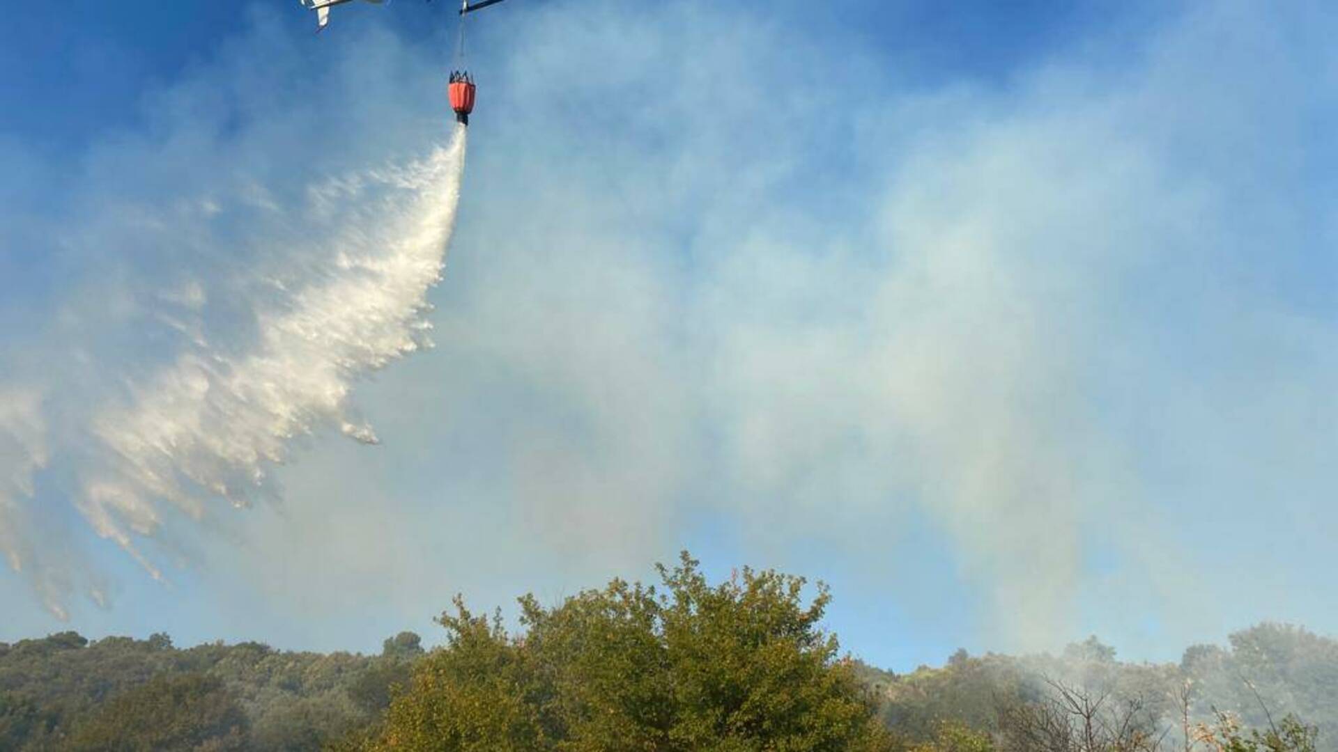 Grosso incendio in corso: bruciati 26 ettari di bosco, in volo anche l’elicottero