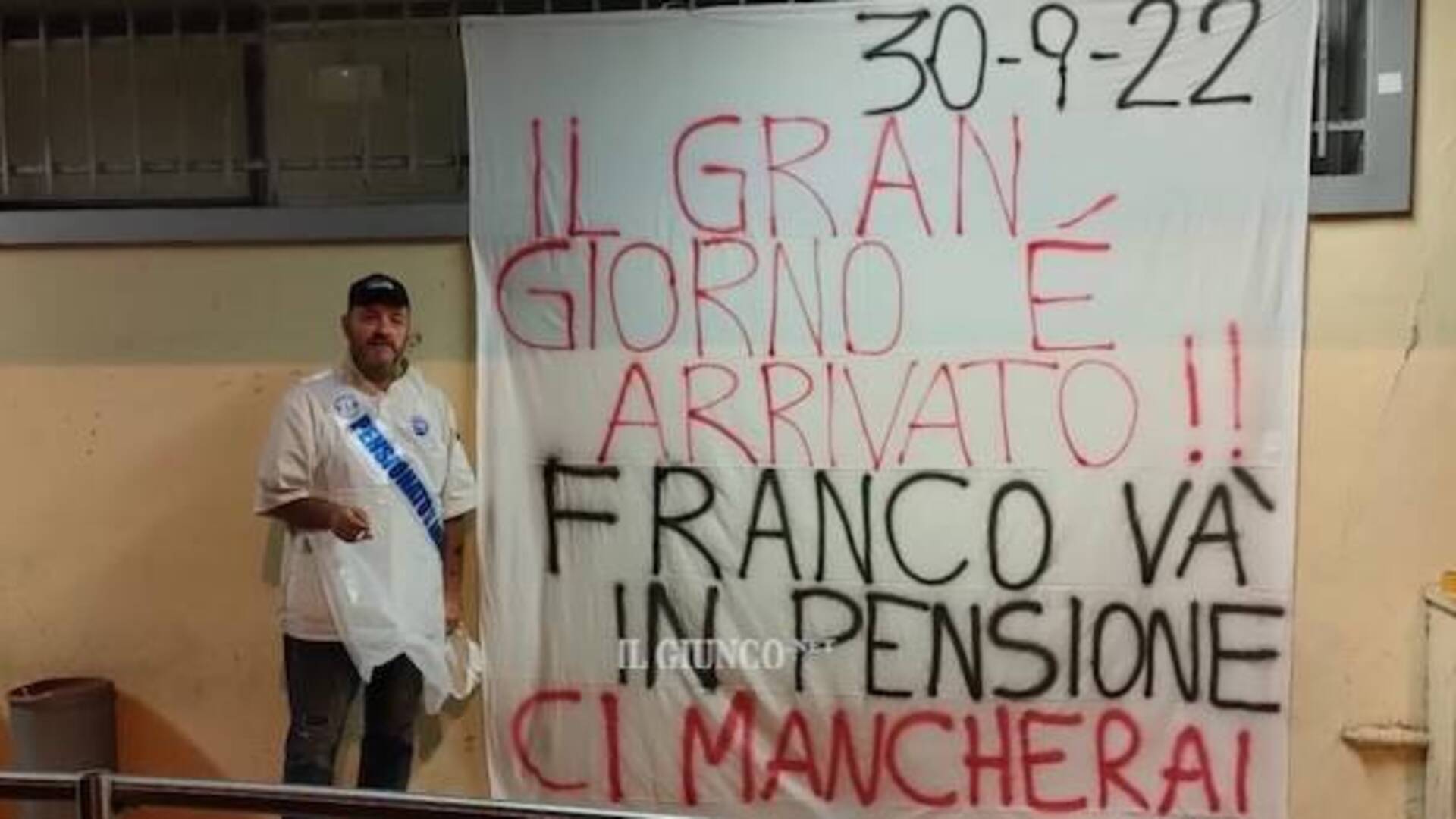 «Ci mancherai»: Franco va in pensione e i colleghi lo salutano con uno striscione