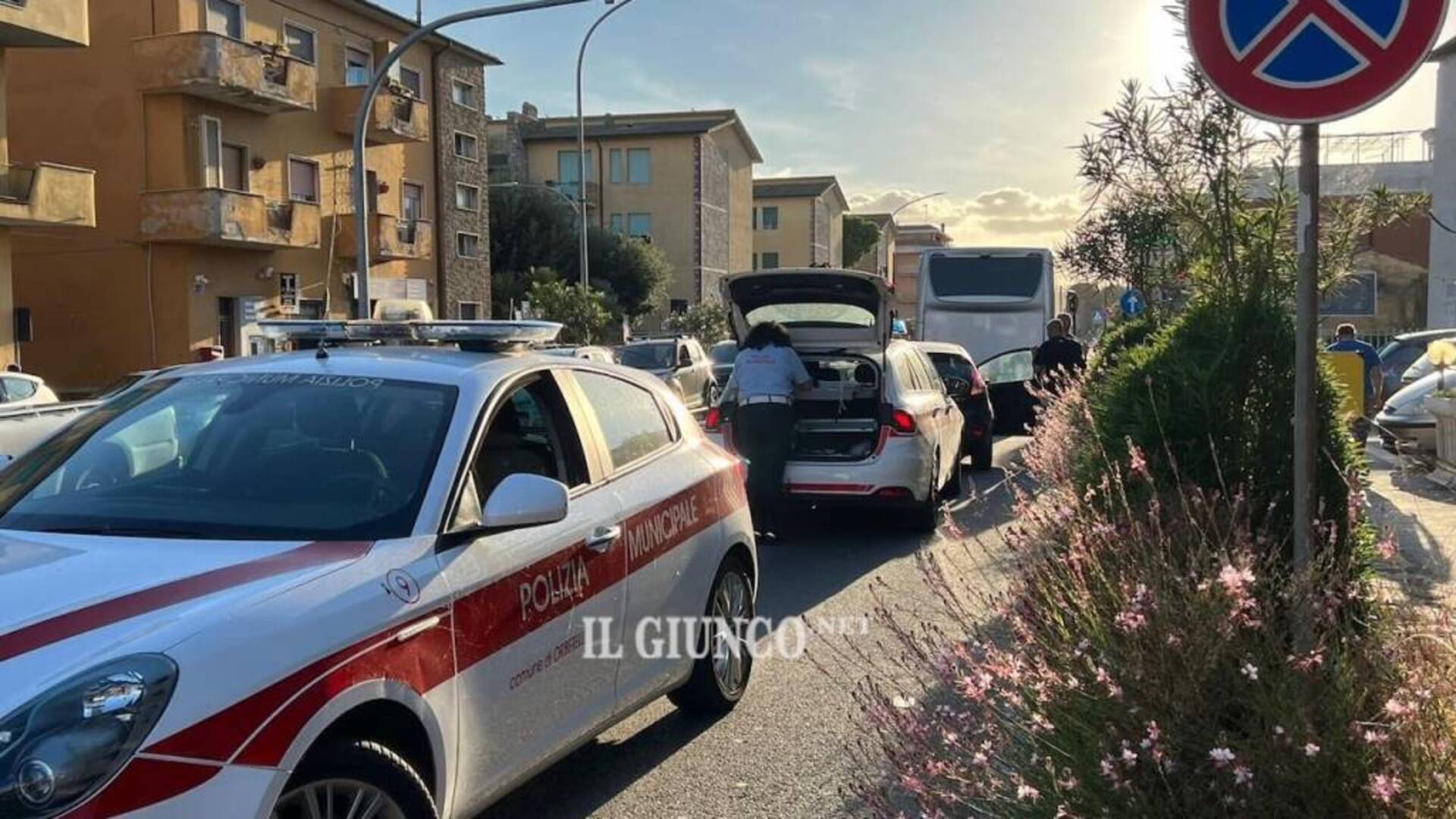 Scontro in città: incidente tra un’ auto e un pullman. Un uomo finisce in ospedale