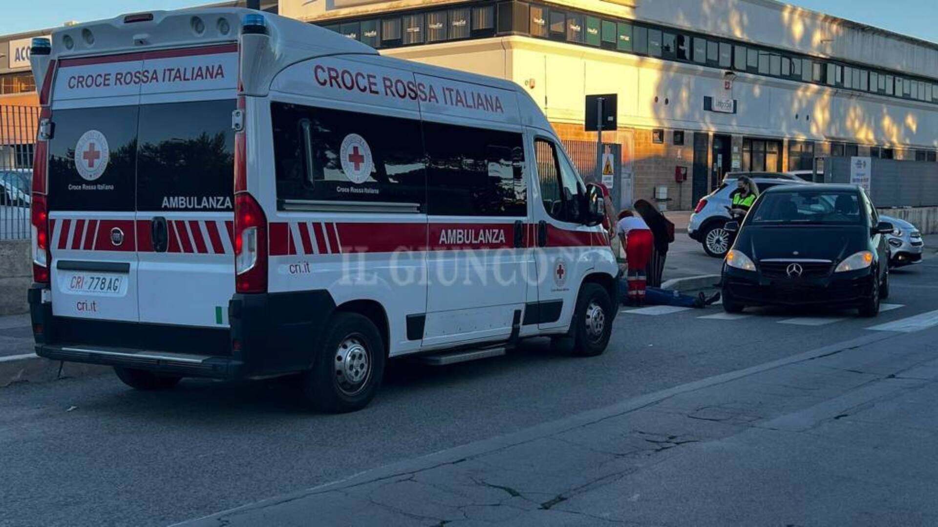 Donna investita mentre attraversa la strada: trasferita in ospedale