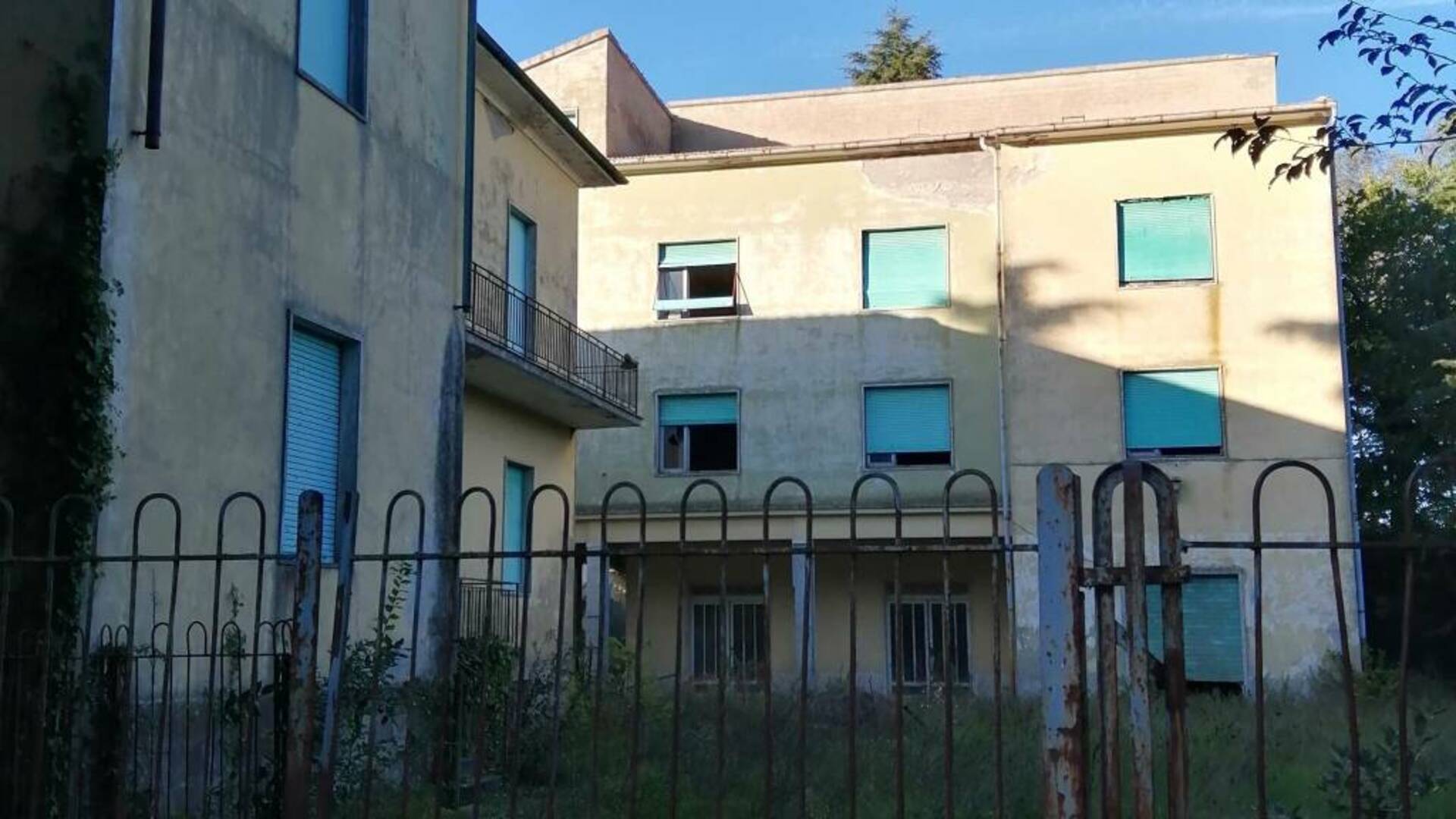 Il Comune vuole comprare il palazzo di via Manzoni: «Così si riqualifica un’area importante per il paese»