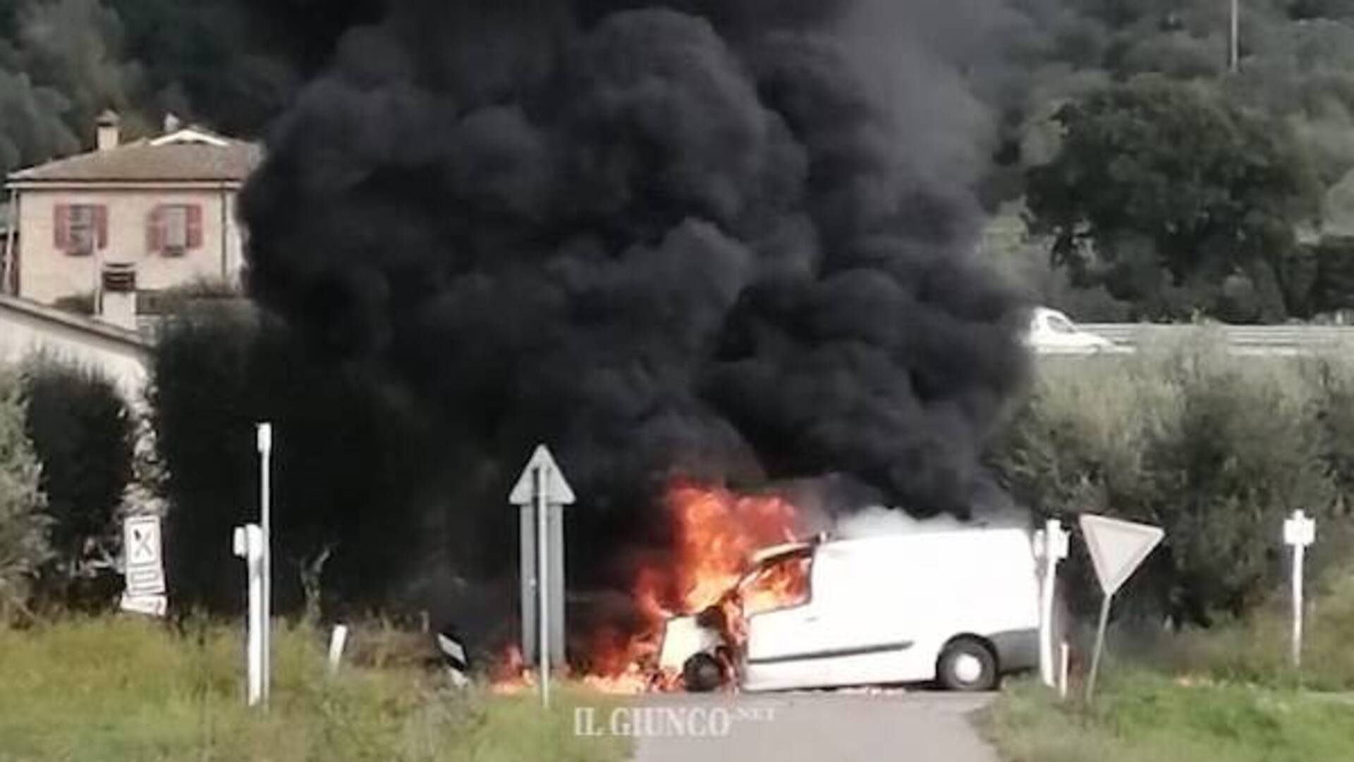 Furgone a fuoco: la cabina avvolta dalle fiamme