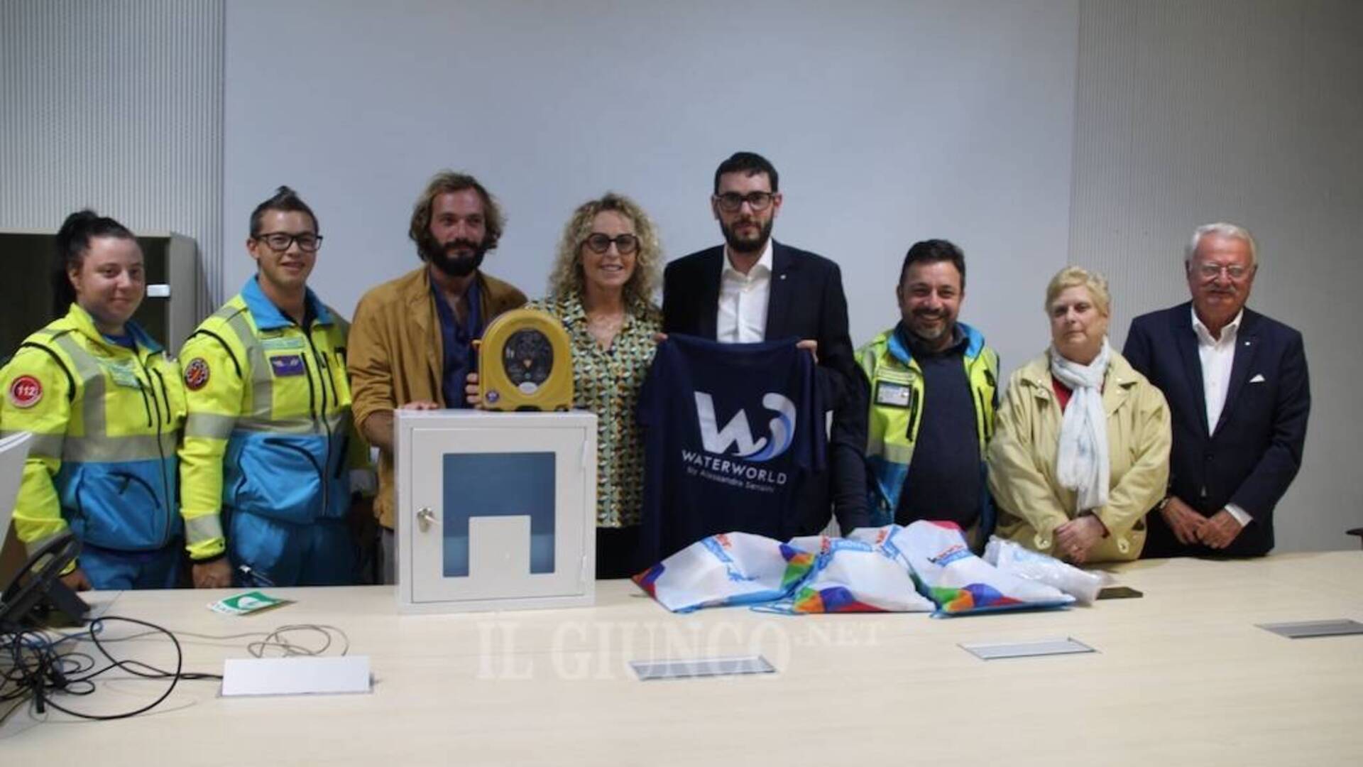 La Misericordia regala un defibrillatore alla scuola di vela di Alessandra Sensini