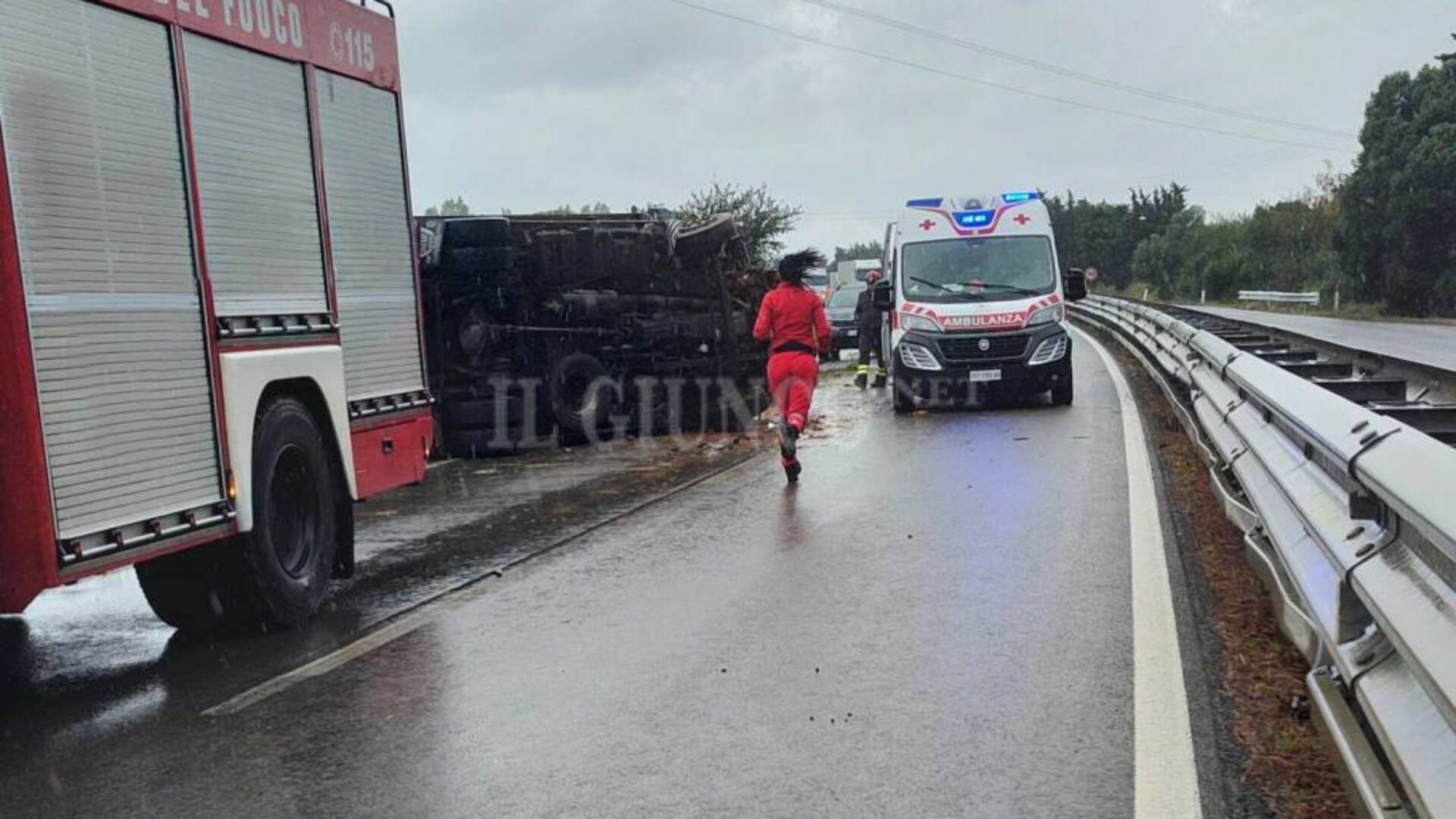 Furgone si ribalta sulla strada: due persone ferite