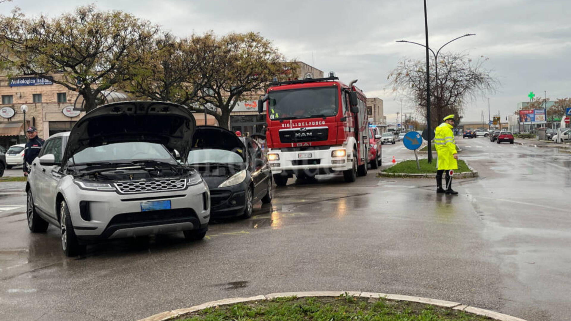 Incidente in città: scontro tra due auto