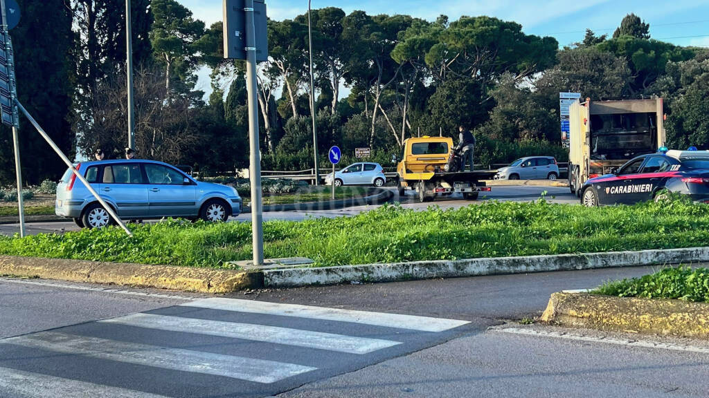 auto contro scooter