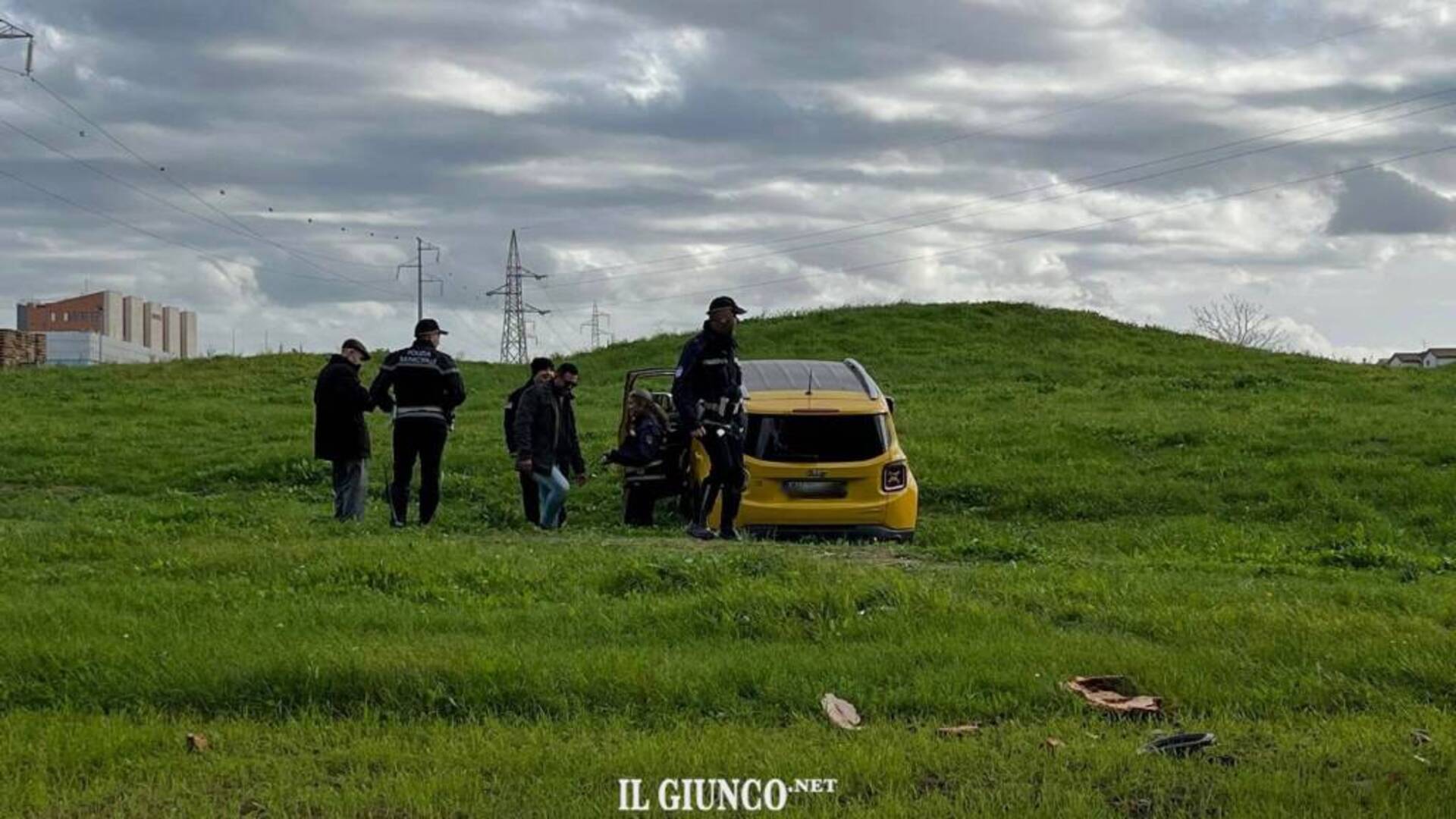 Fuori strada con l’auto: finisce in mezzo al nuovo “Central Park”