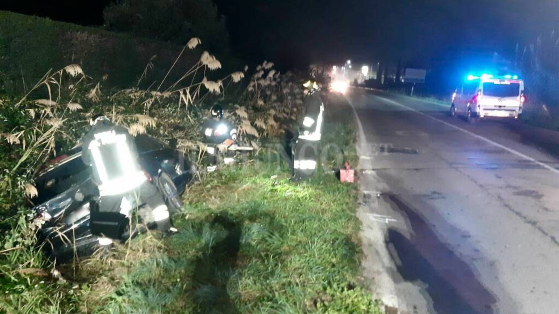 Incidente stradale alle porte della città: Una persona ferita. Auto finisce nella fossa