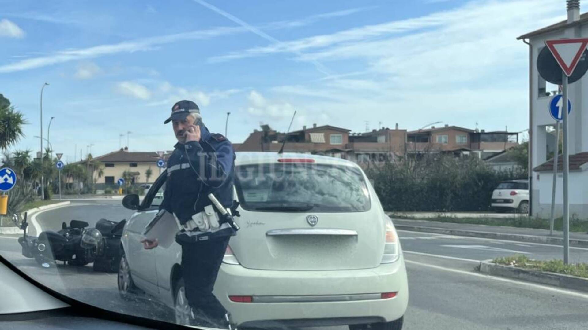 Incidente alla rotonda. Scontro auto scooter. Una persona ferita. Traffico rallentato