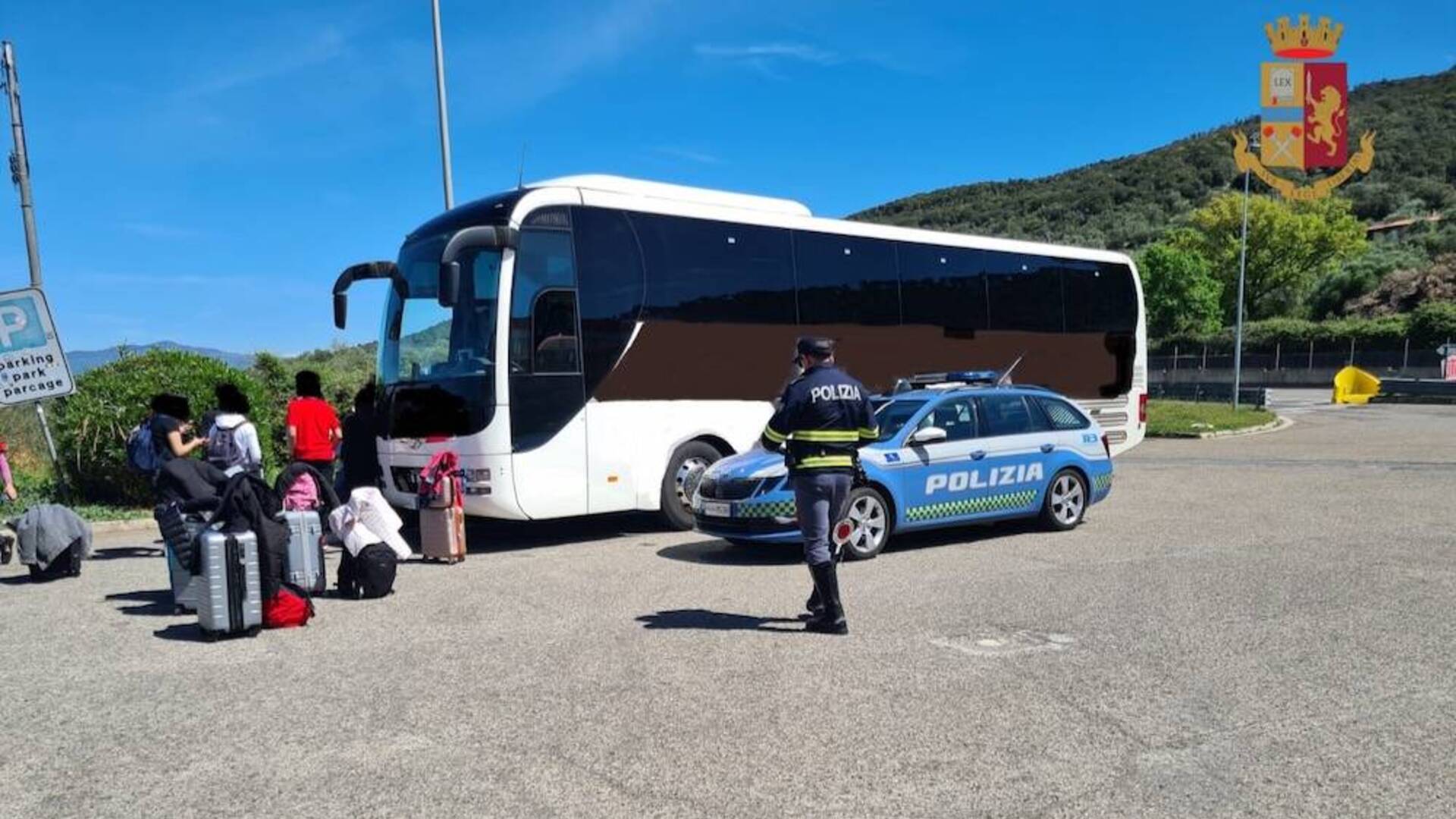 Disavventura per gli studenti: la Polizia ferma il bus e ritira la patente all’autista