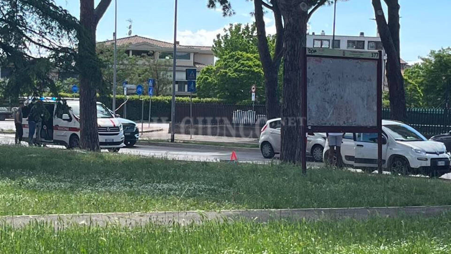 Incidente in città: tamponamento tra due automobili