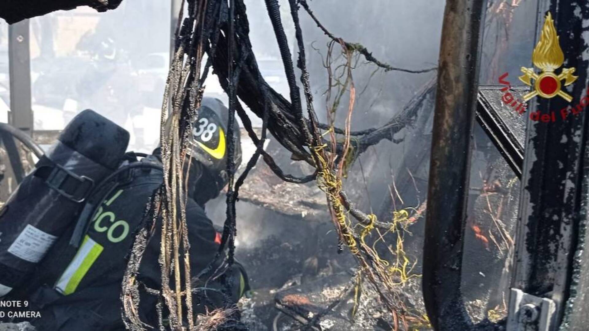 Mezzo a fuoco sulla Senese: strada chiusa al traffico