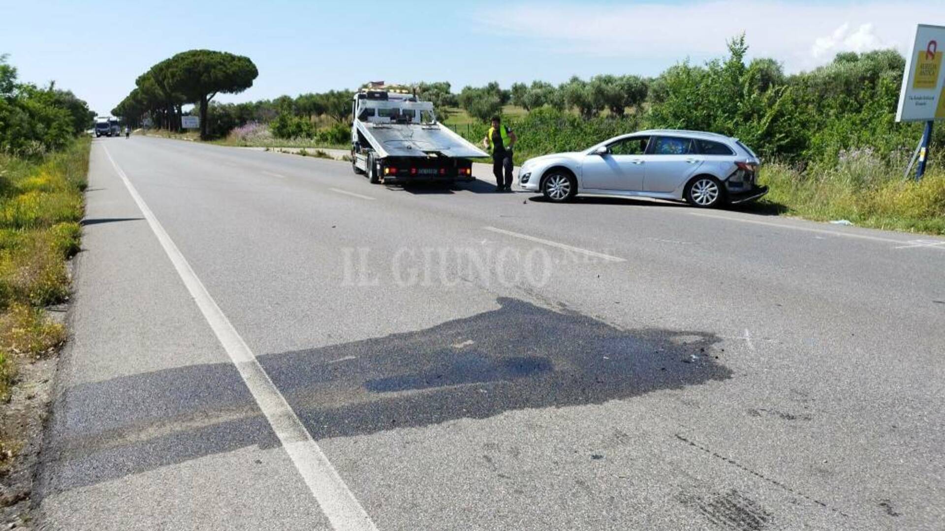 Maxincidente alla rotonda. Feriti una donna incinta e un bambino. Strada chiusa