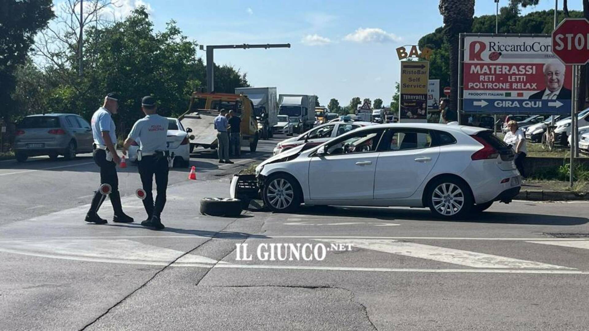 Scontro all’incrocio in città: incidente tra tre auto. Strada chiusa