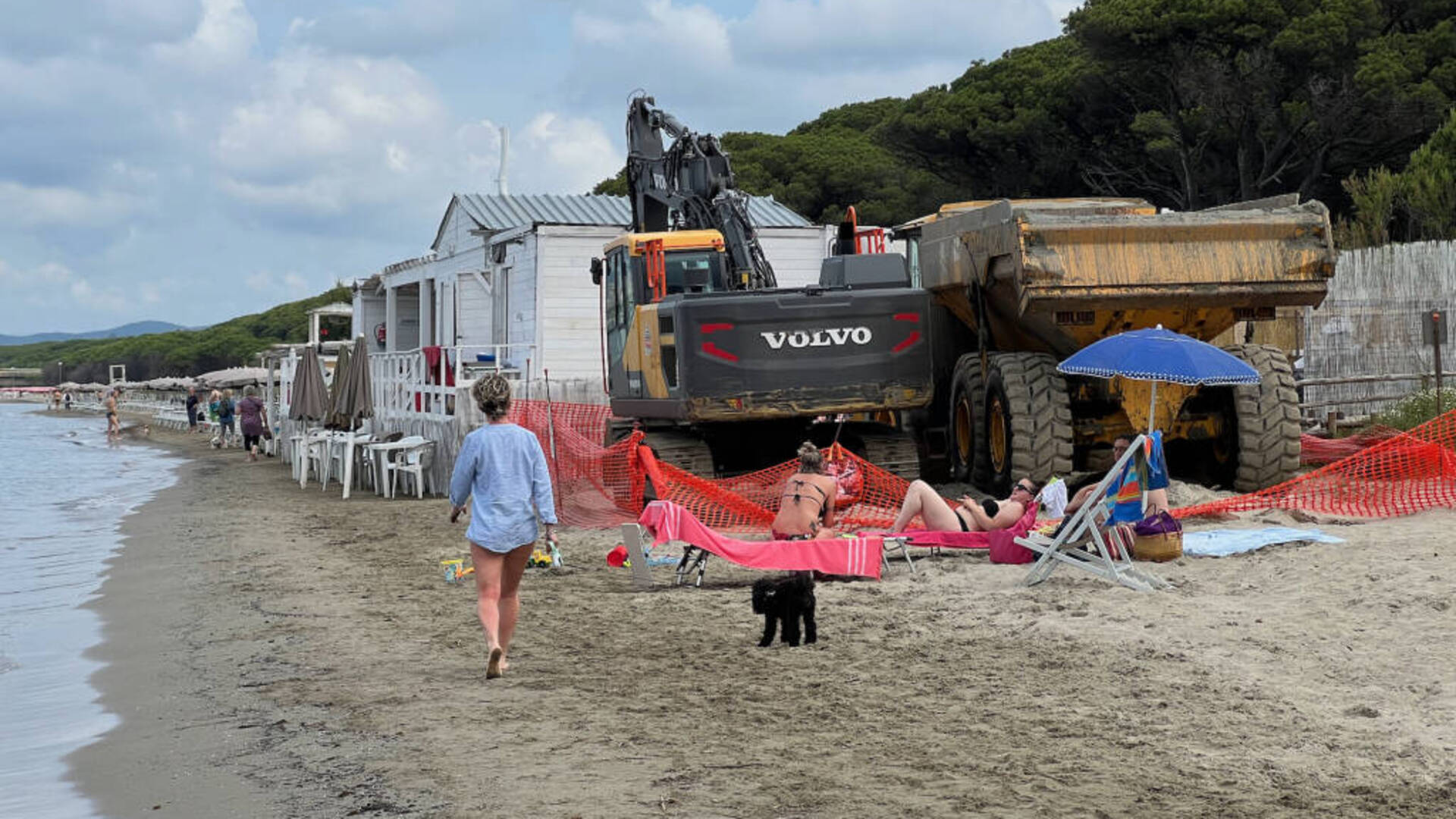 Opposizione: «Per il ponte del 2 Giugno la spiaggia era ancora un cantiere: bagnanti tra ruspe e montagne di sabbia»