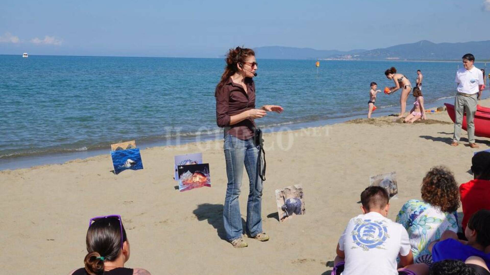 In spiaggia per insegnare ai bambini come riconoscere un nido di tartaruga e di fratino