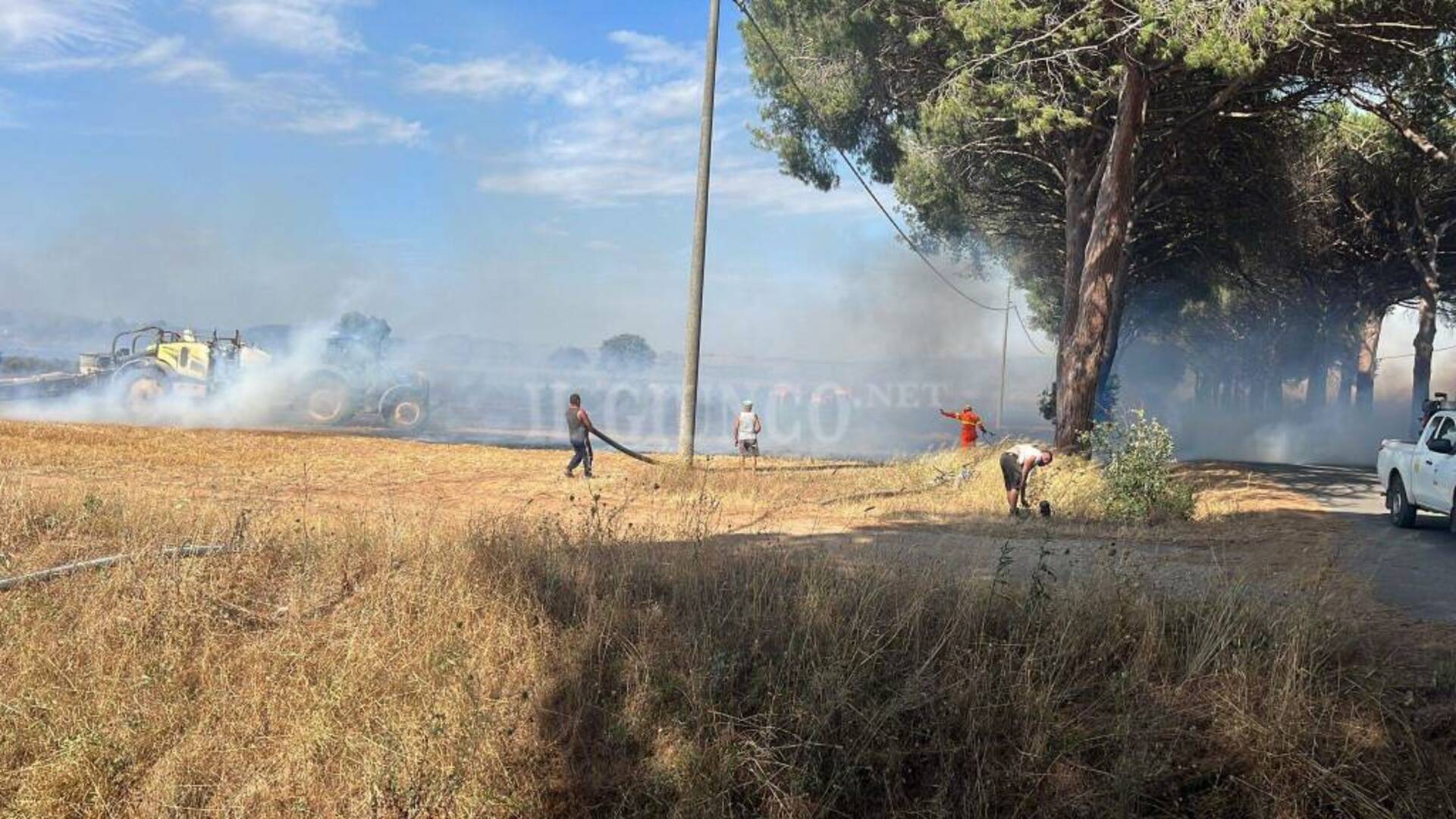 ULTIM’ORA – Incendio in corso: fiamme e fumo si vedono a distanza. Il fuoco si avvicina alle case