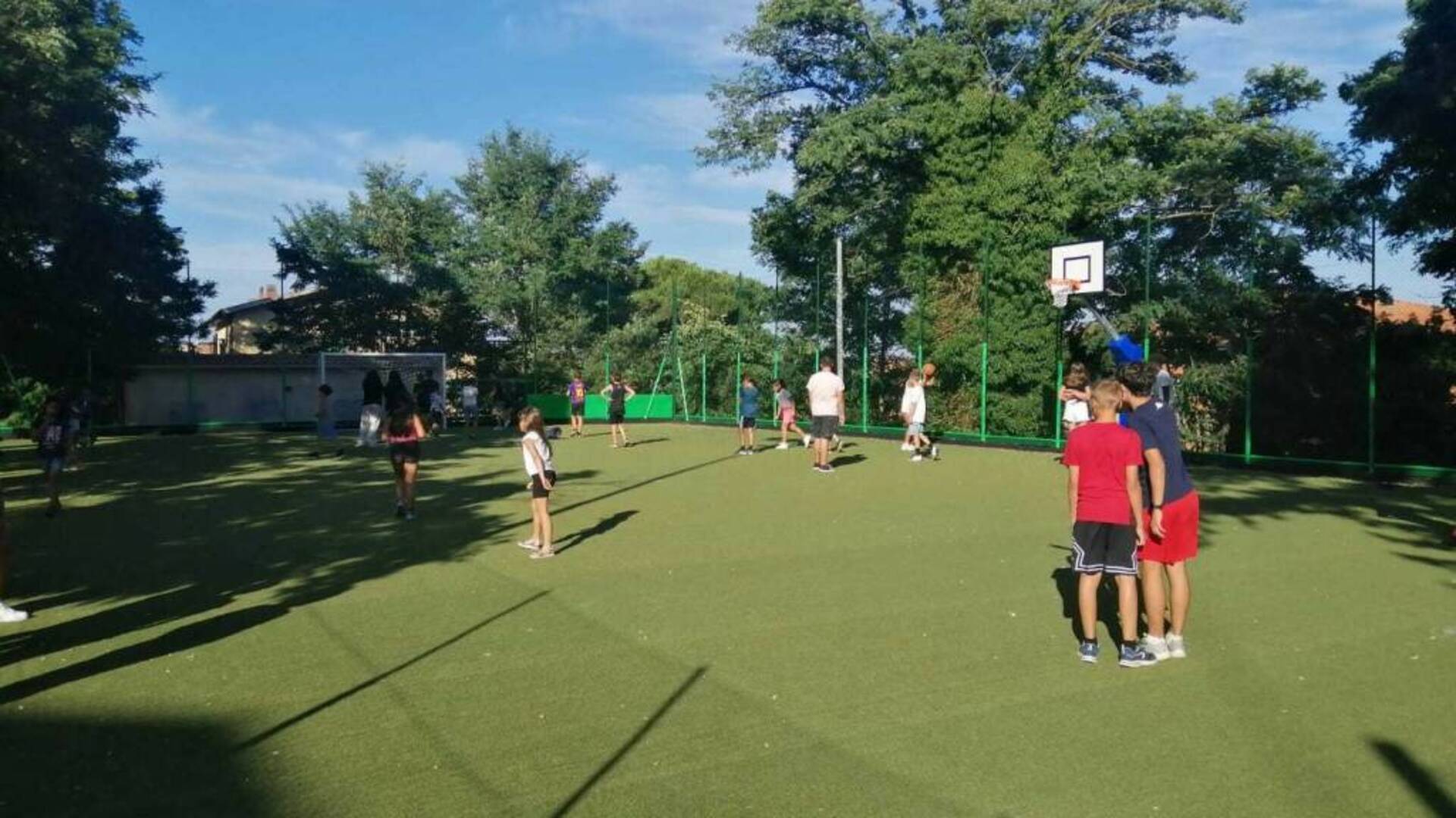 Nuove porte, canestri e recinzioni: rinnovato il campo da gioco per i ragazzi del paese