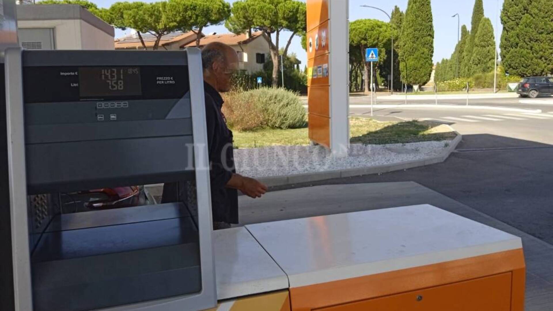 Fuma tutto il giorno accanto alla pompa di benzina e metano. Gestore esasperato: «È pericoloso ma non riusciamo a mandarlo via»