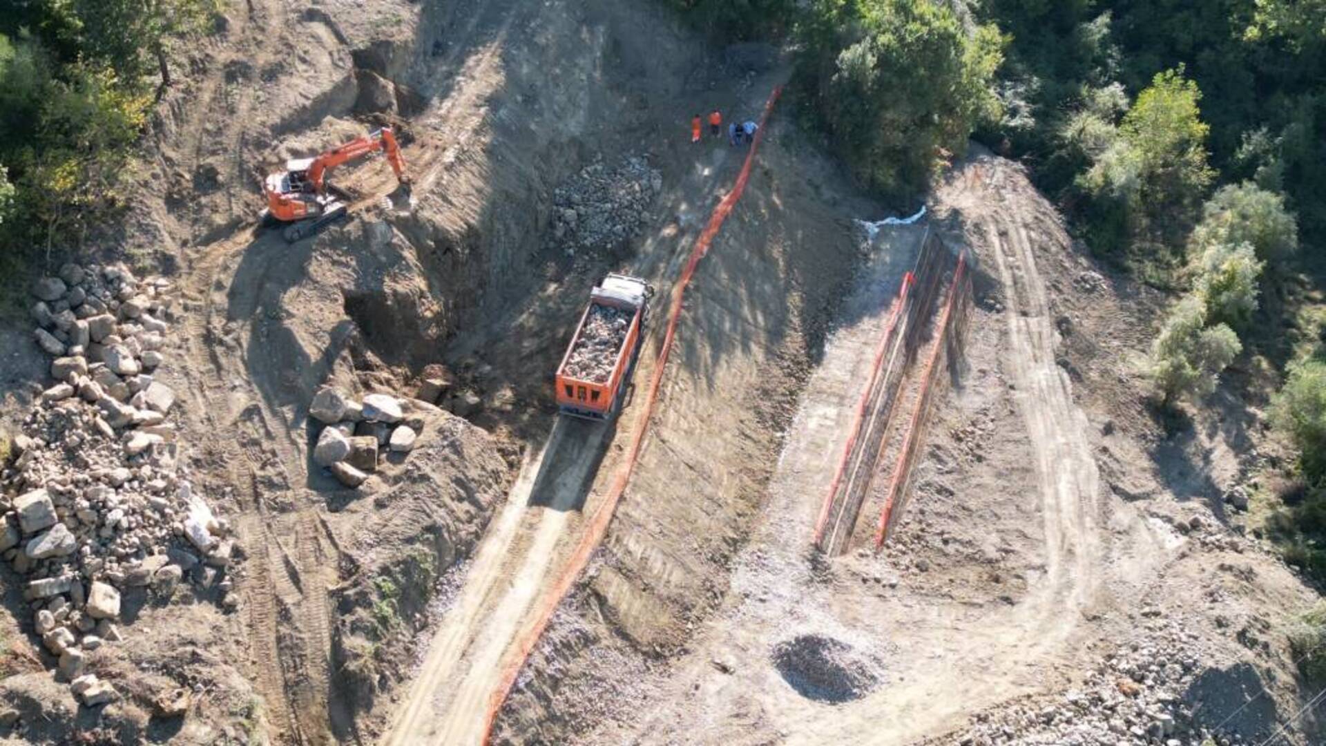 Strada bloccata da una grossa frana: dopo 11 anni partono i lavori di ripristino. LE FOTO