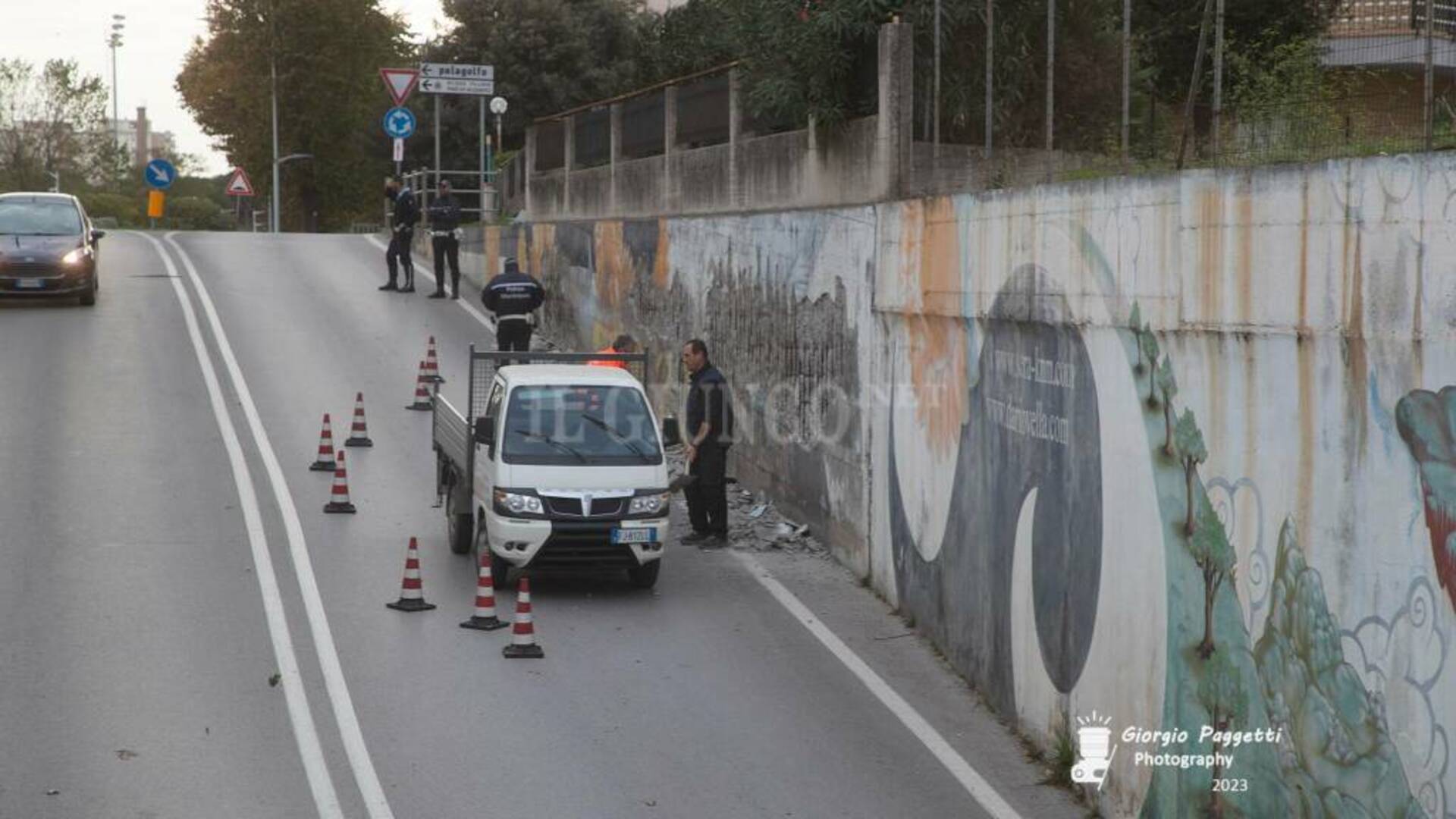 Cadono blocchi di intonaco nel sottopasso: corsia chiusa, operai al lavoro