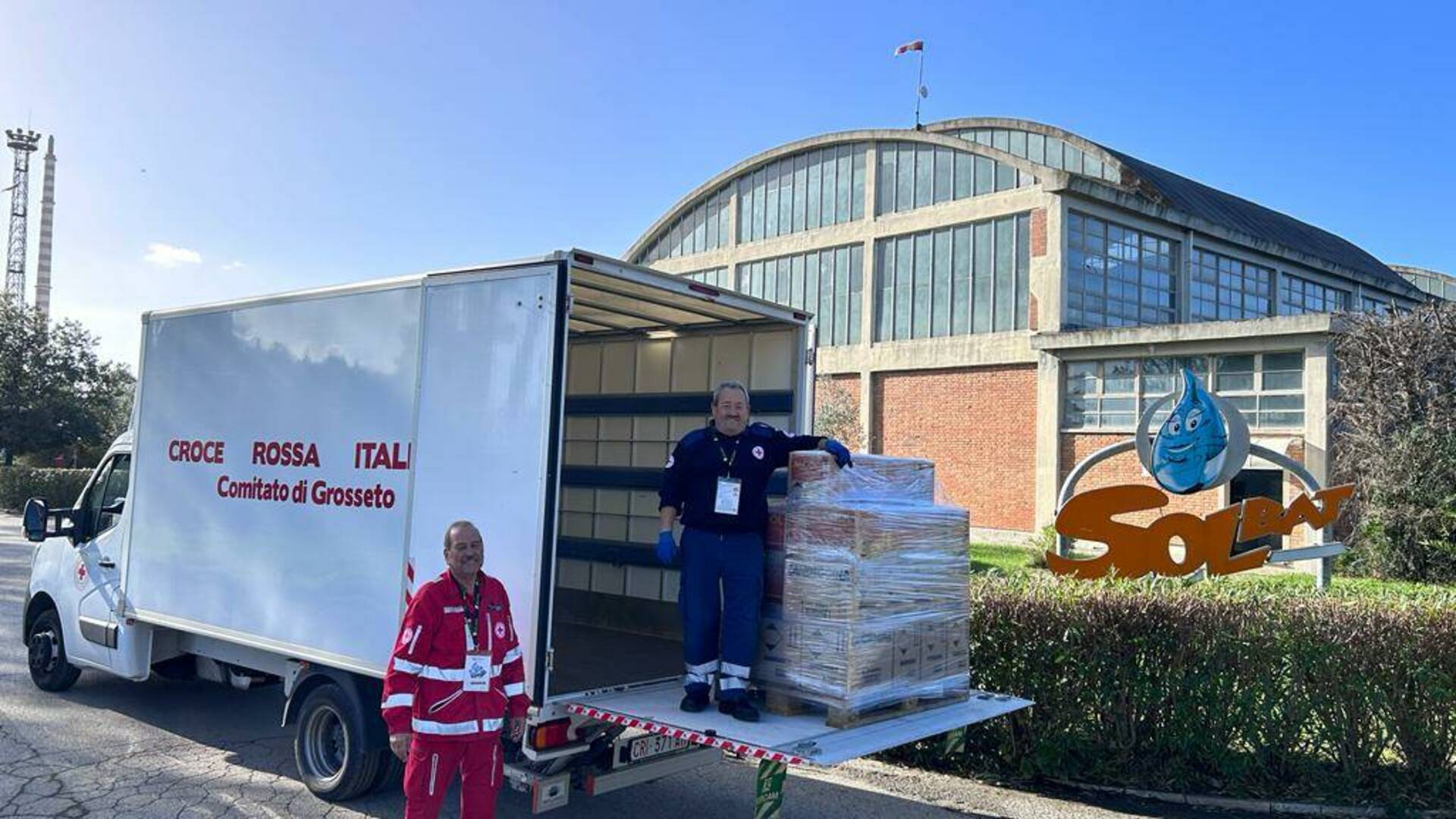 Un camion di prodotti della Nuova Solmine per i toscani alluvionati