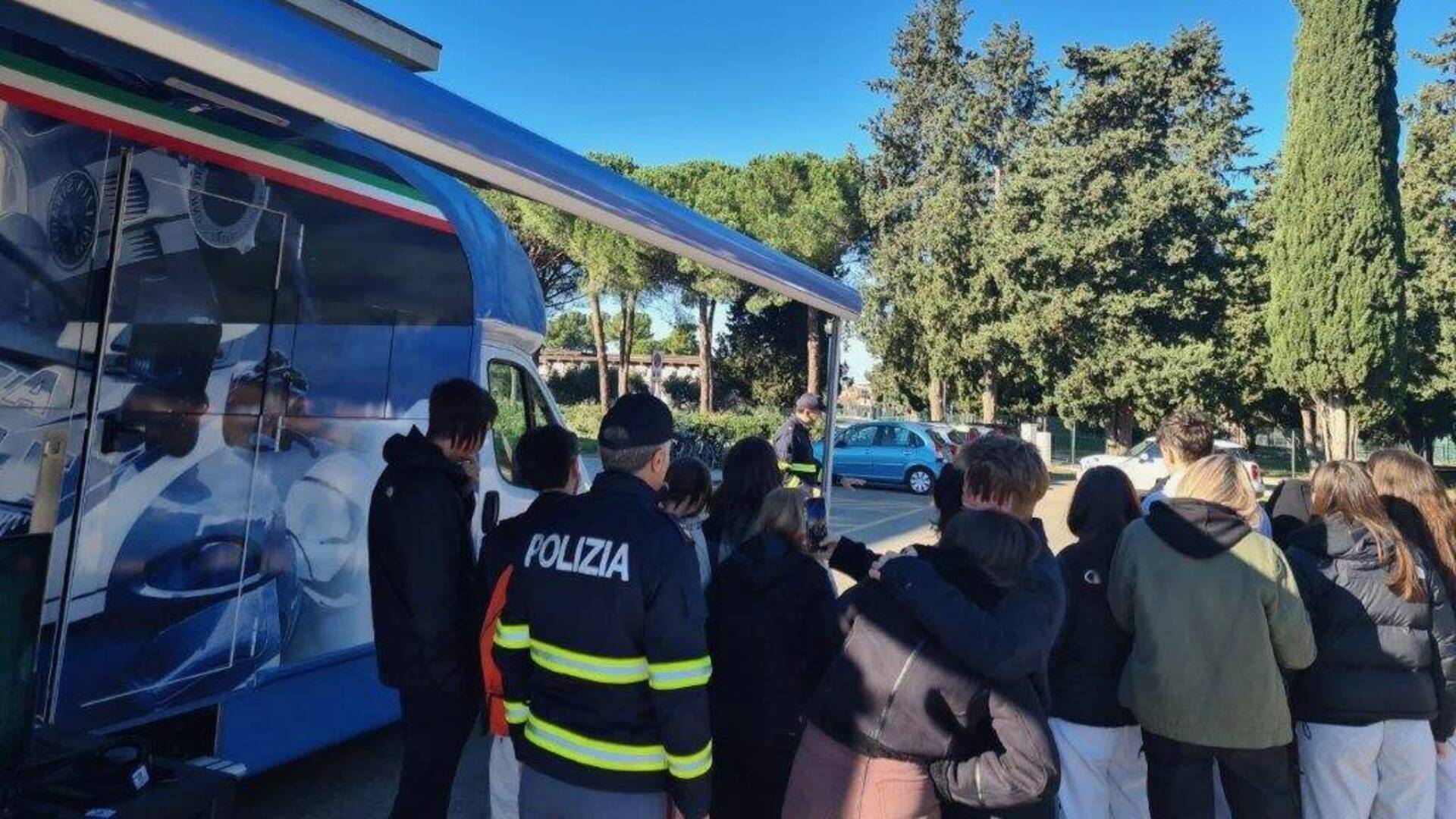 La Polizia con il “camper azzurro” incontra gli studenti delle superiori di Grosseto