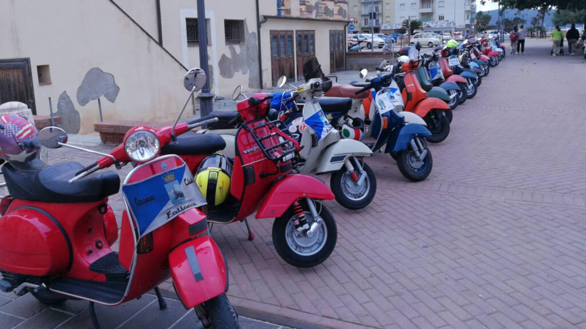 Gli appassionati della Vespa si sono dati appuntamento a Follonica per scoprire il fascino dei fondali marini