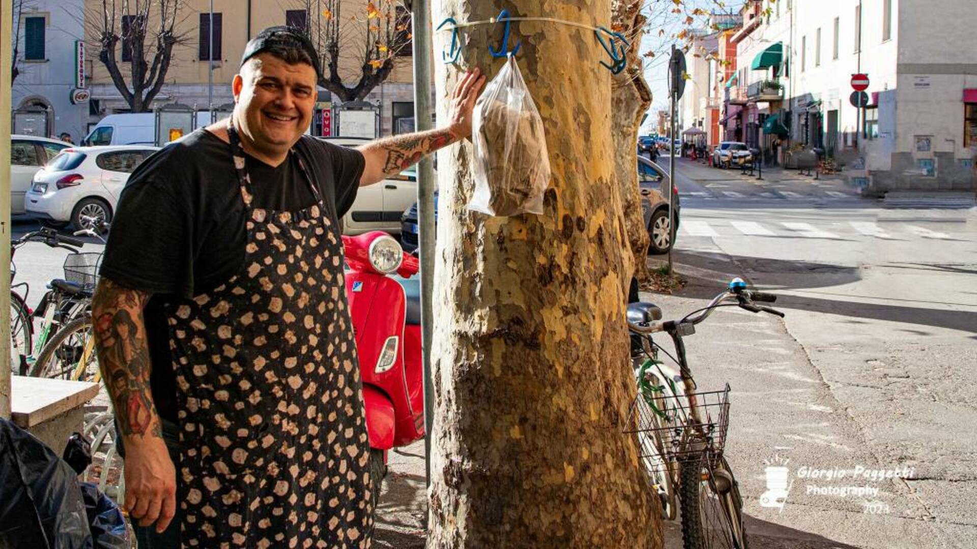 In città l’albero con la carne “sospesa”: il bel gesto di Michele il macellaio, per aiutare chi ha bisogno