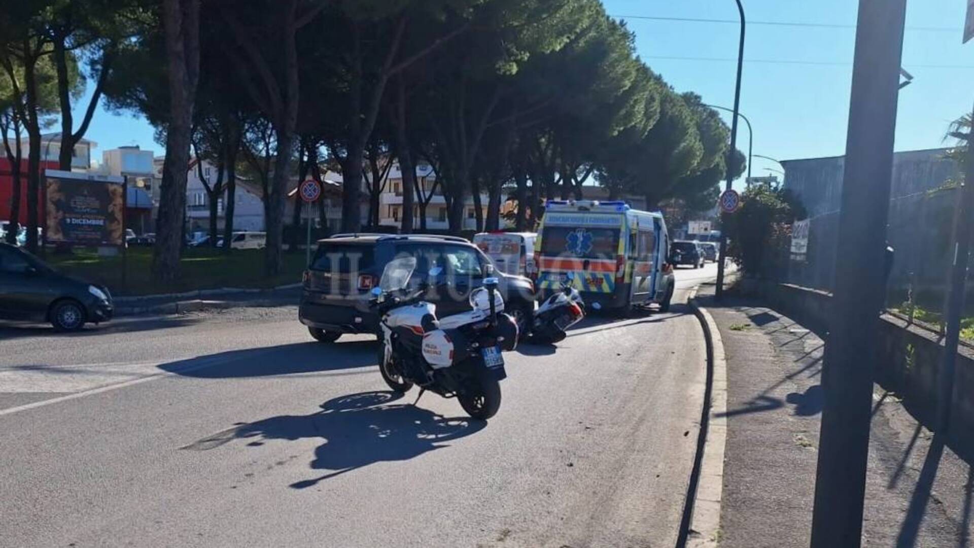 Incidente in città: scontro tra auto e moto. Un ferito