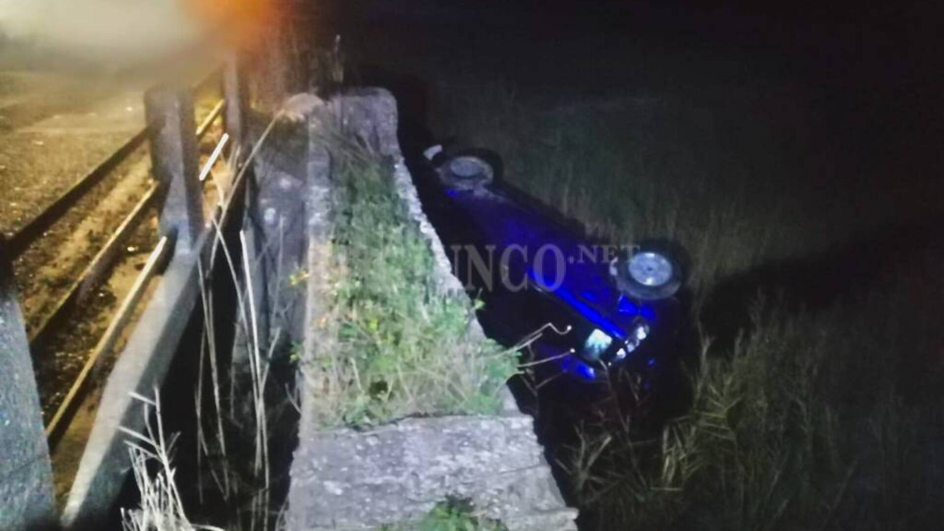 Esce di strada e finisce con l’auto sotto il ponte. Una persona ferita