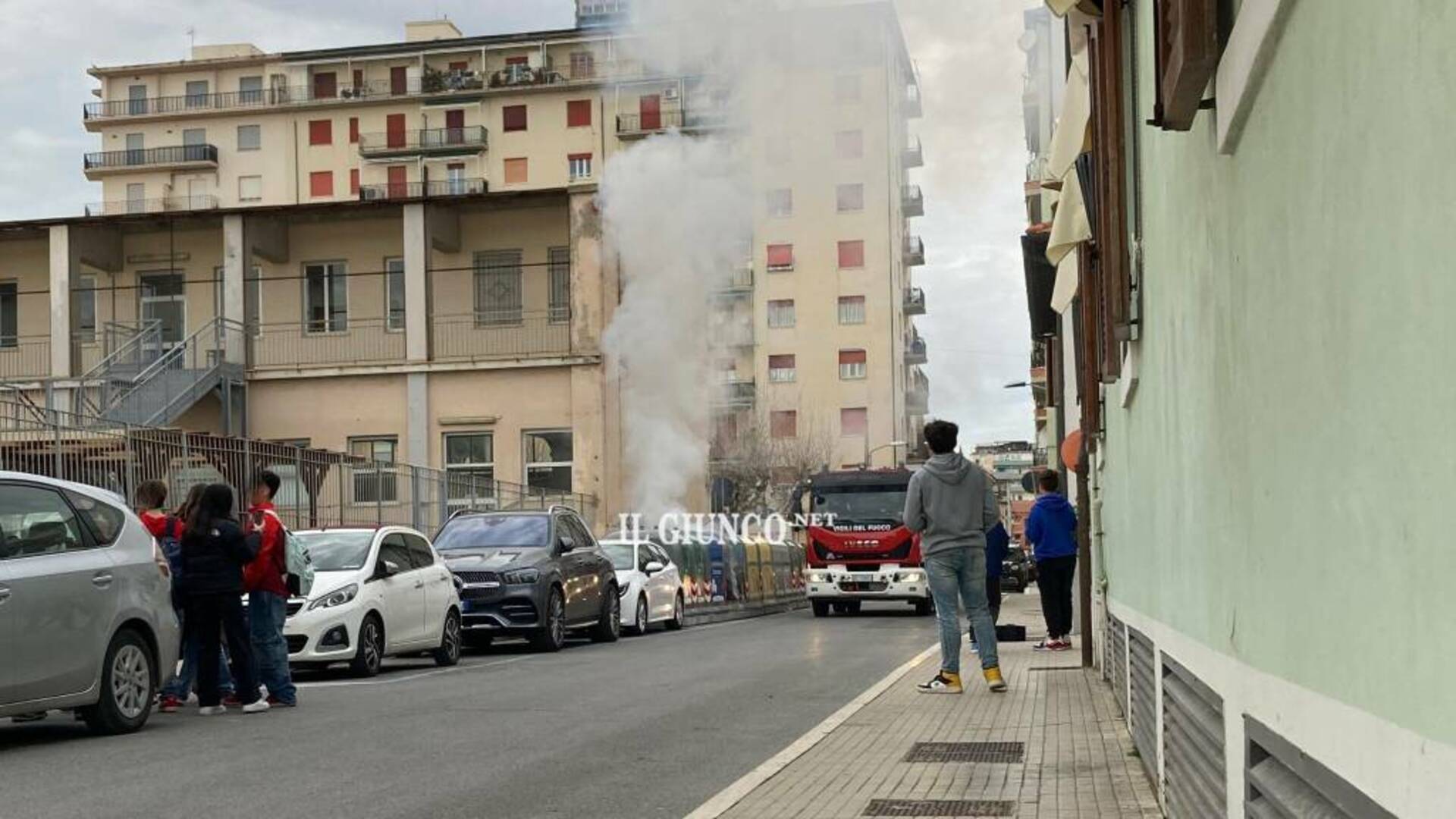 Cassonetti a fuoco: scoppia l’incendio davanti alla scuola