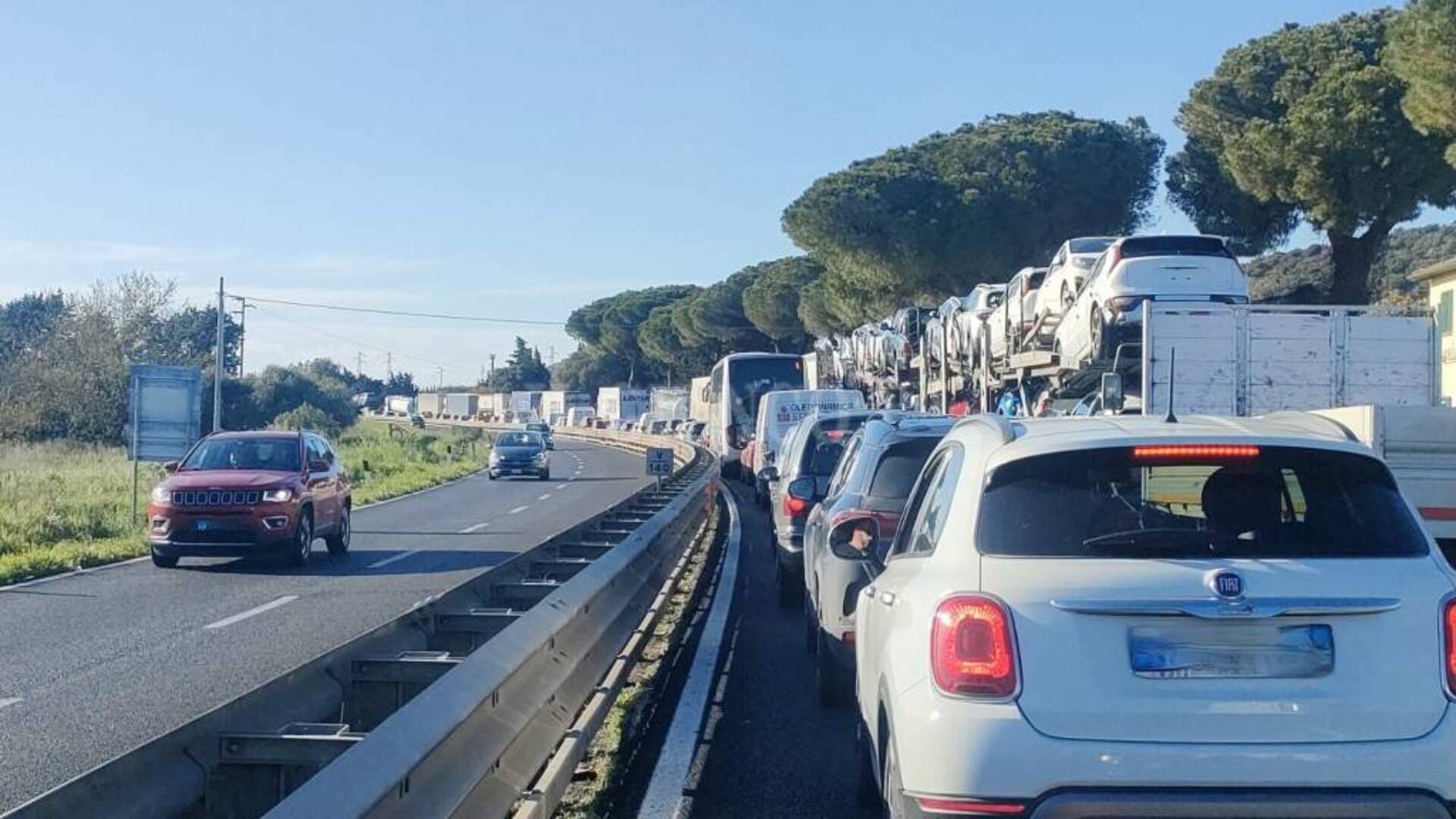 Il camion si guasta sulla quattro corsie. Lunga fila di auto ferme. Aurelia bloccata