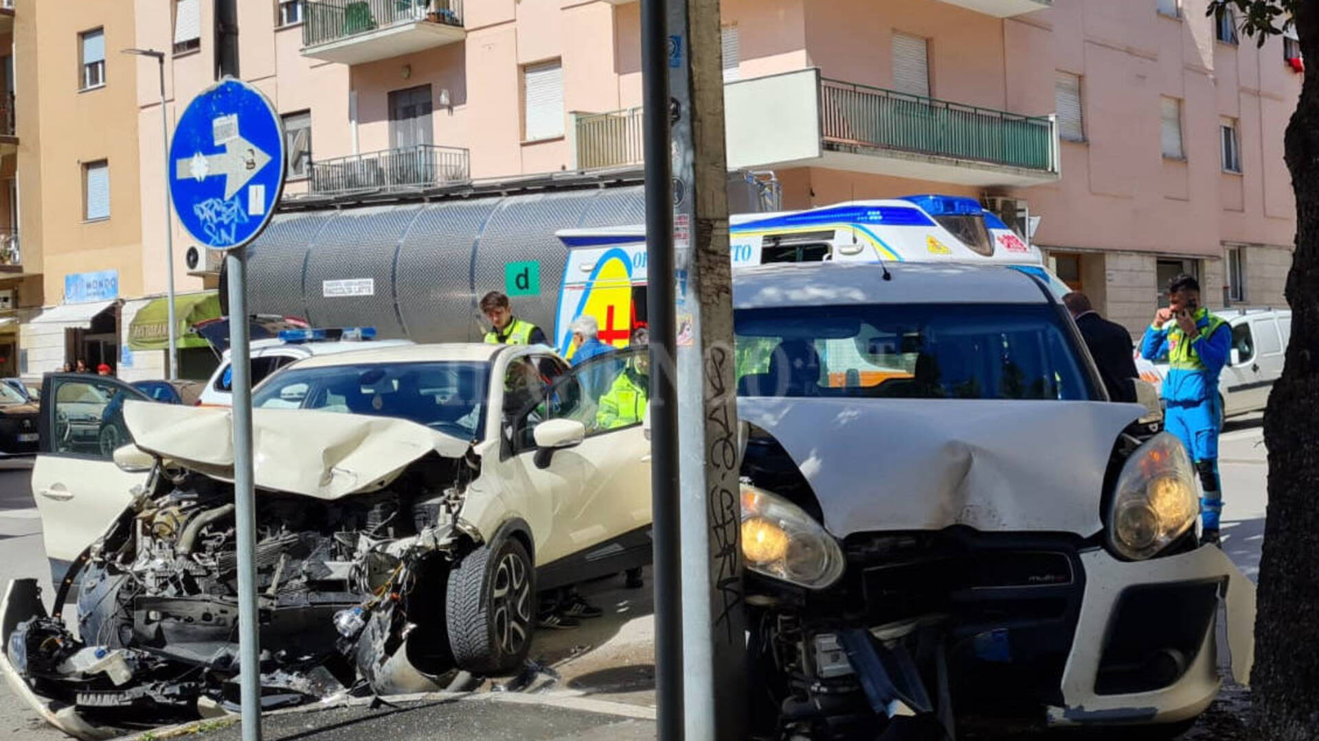 Scontro in città: due auto completamente distrutte